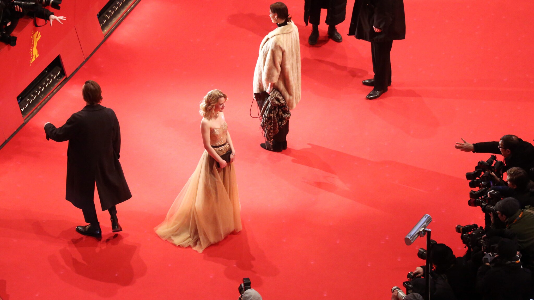 Zwei glamourös gekleidete Schauspielerinnen auf dem roten Teppich der Berlinale, umgeben von Pressefotografen Zwei glamourös gekleidete Schauspielerinnen auf dem roten Teppich der Berlinale, umgeben von Pressefotografen