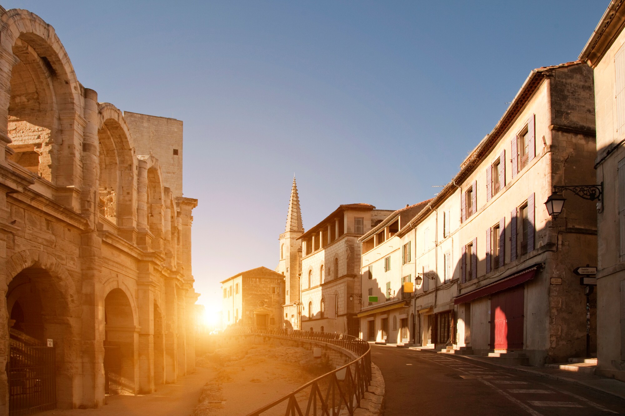 Straßenansicht mit Amphitheater in Arles bei Sonnenuntergang