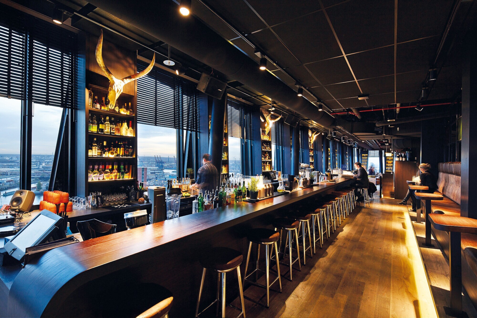 Die Bar im clouds mit Blick über Hamburg