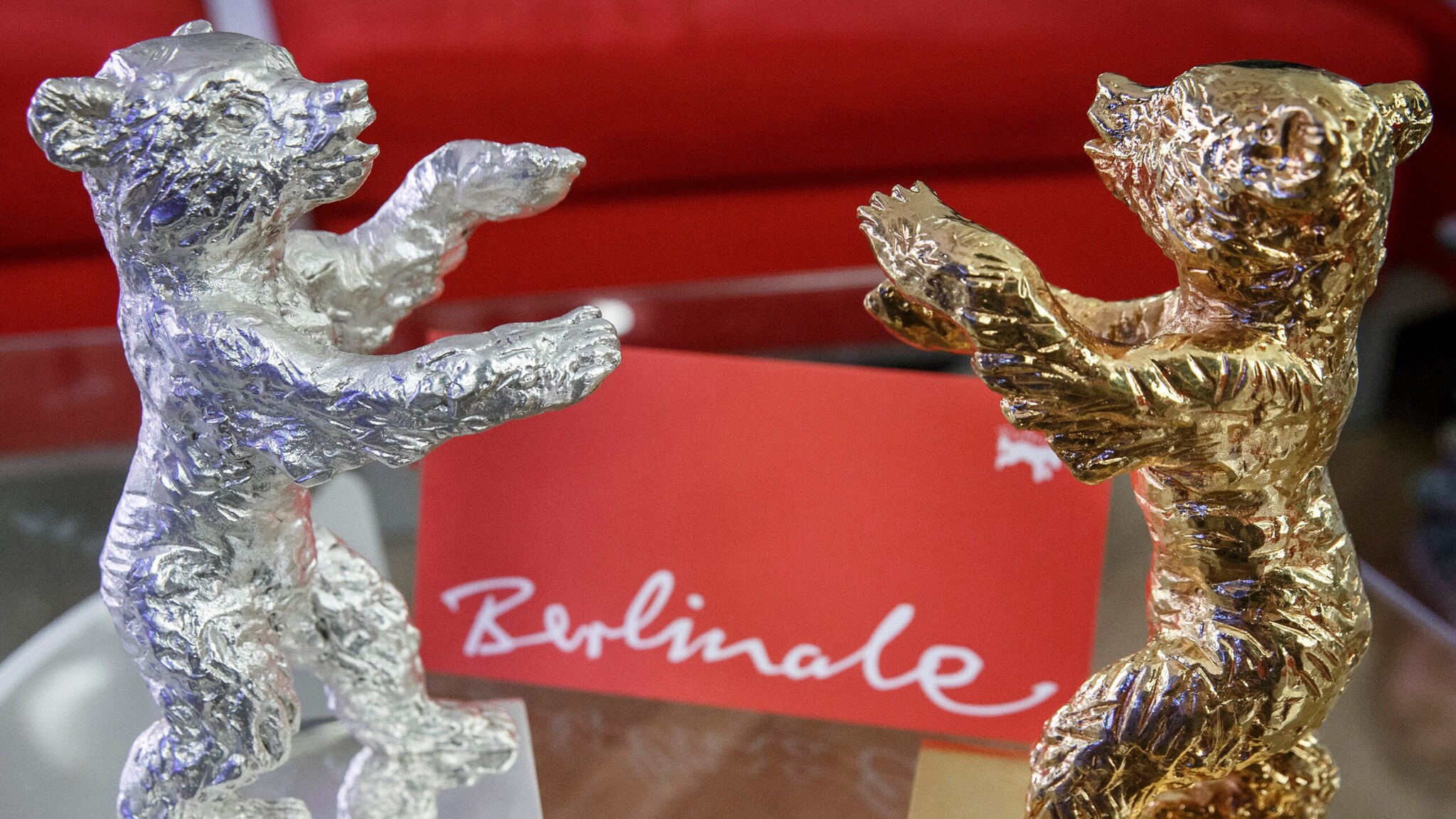 Die Siegestrophäen Silberner Bär und Goldener Bär bei der Berlinale Die Siegestrophäen Silberner Bär und Goldener Bär bei der Berlinale