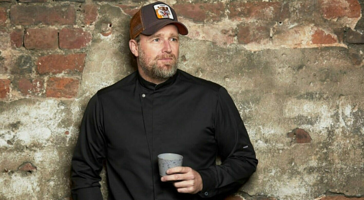 Brian Bojsen trinkt einen Kaffee