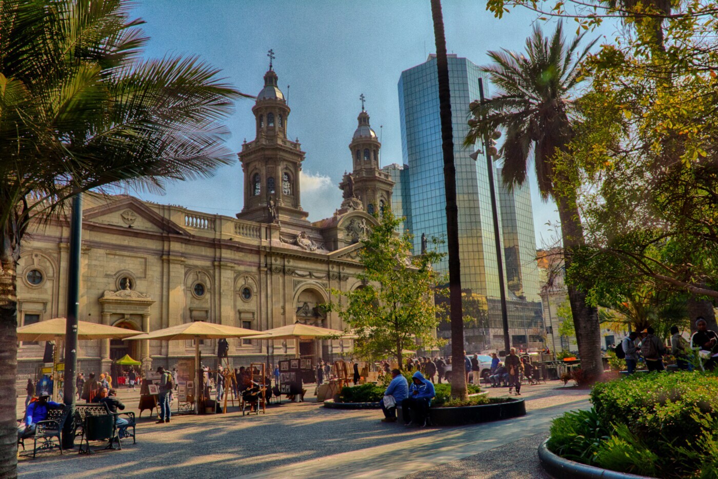 Ein Platz vor einem historischen Gebäude mit Hochhäusern im Hintergrund