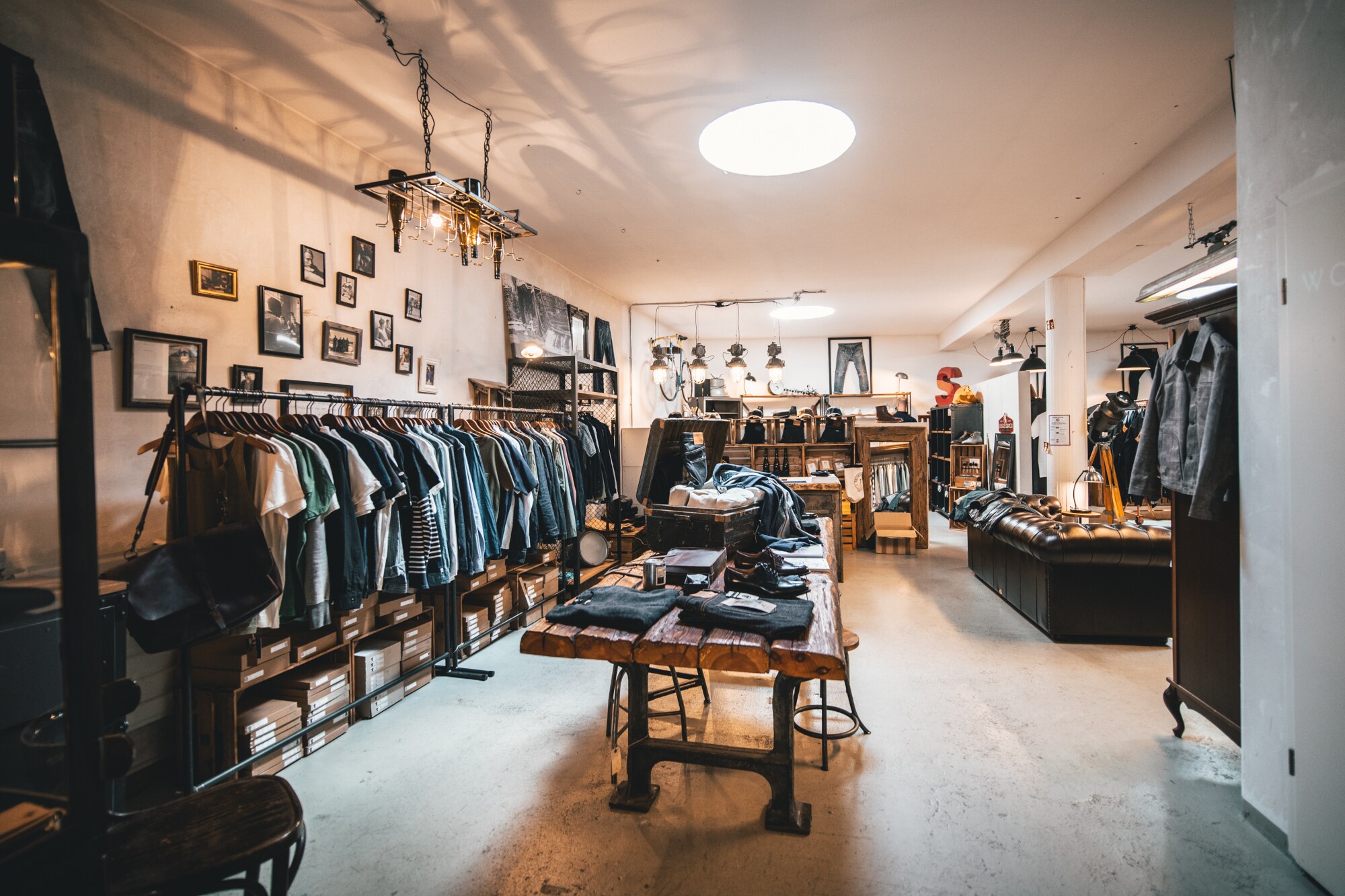 Verkaufsfläche eines Ladens, in dem vor allem Kleidungsstücke aus Jeans verkauft werden Verkaufsfläche eines Ladens, in dem vor allem Kleidungsstücke aus Jeans verkauft werden