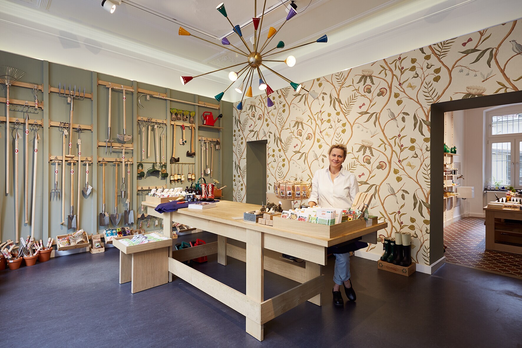 Eine Frau steht an einem Tresen in einem Laden, der Gartengeräte verkauft