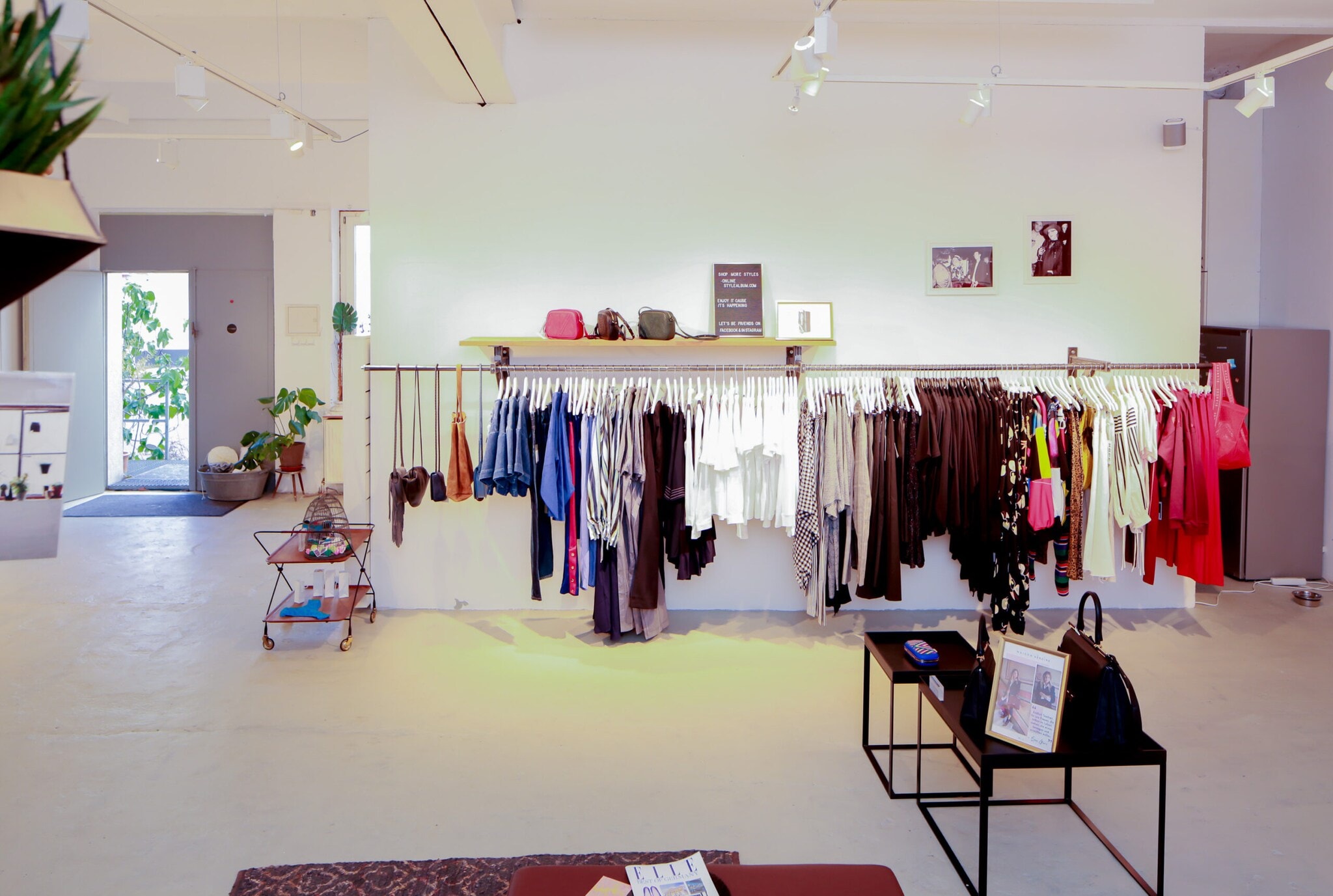 Blick in einen galerieartigen Store, in dem Kleidung verkauft wird