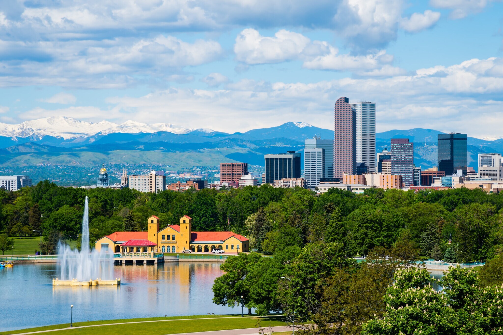 Skyline von Denver, Colorado, mit Stadtpark im Vordergrund