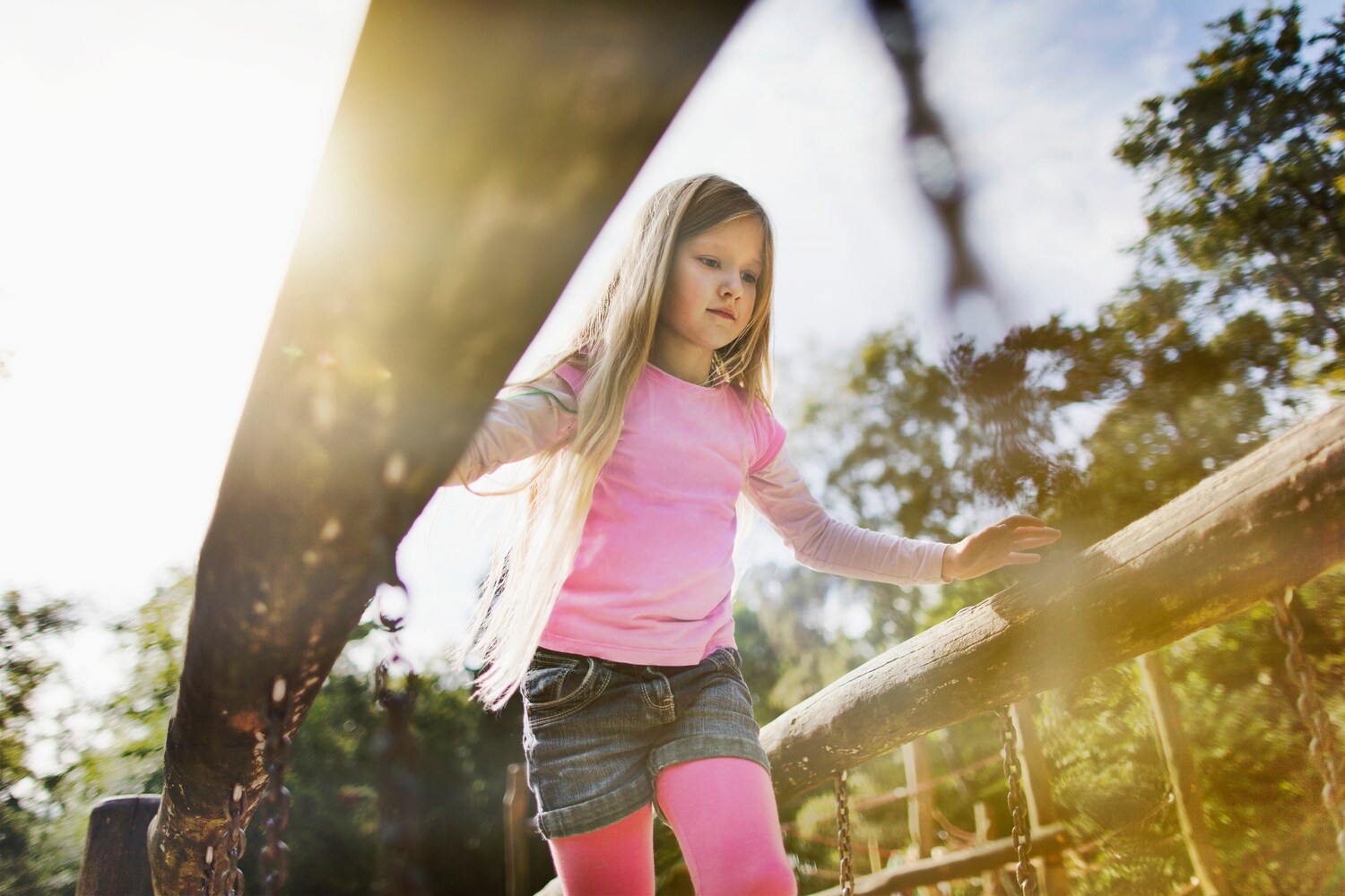 Ein Mädchen spielt auf einem Outdoor-Spielplatz