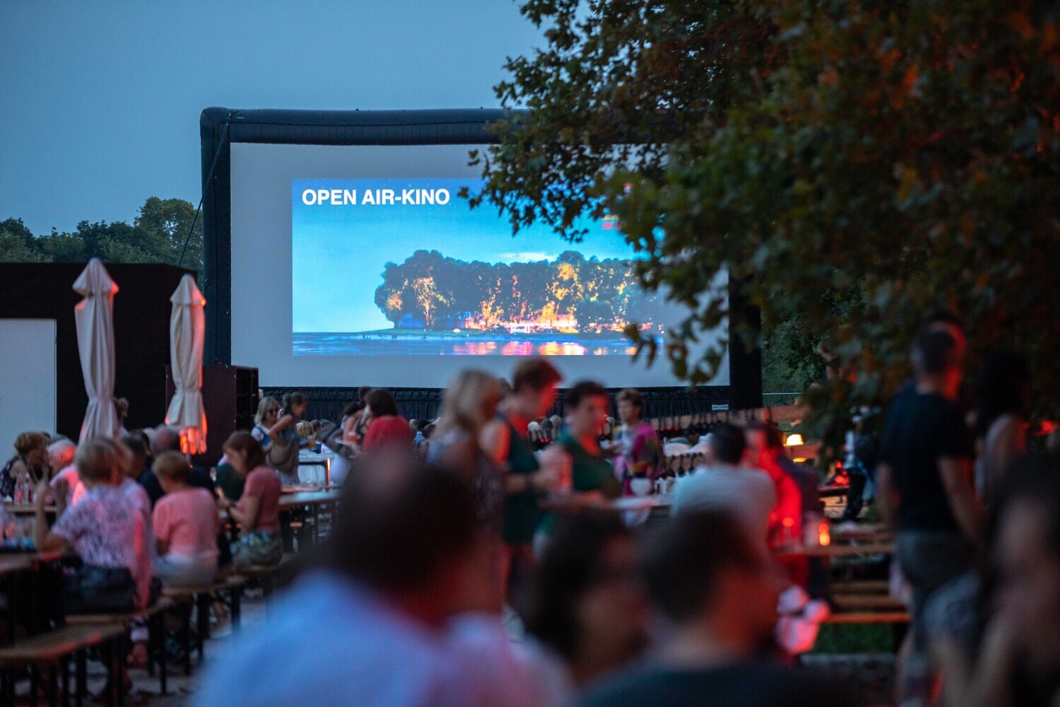 Eine Kinoleinwand mit Publikum
