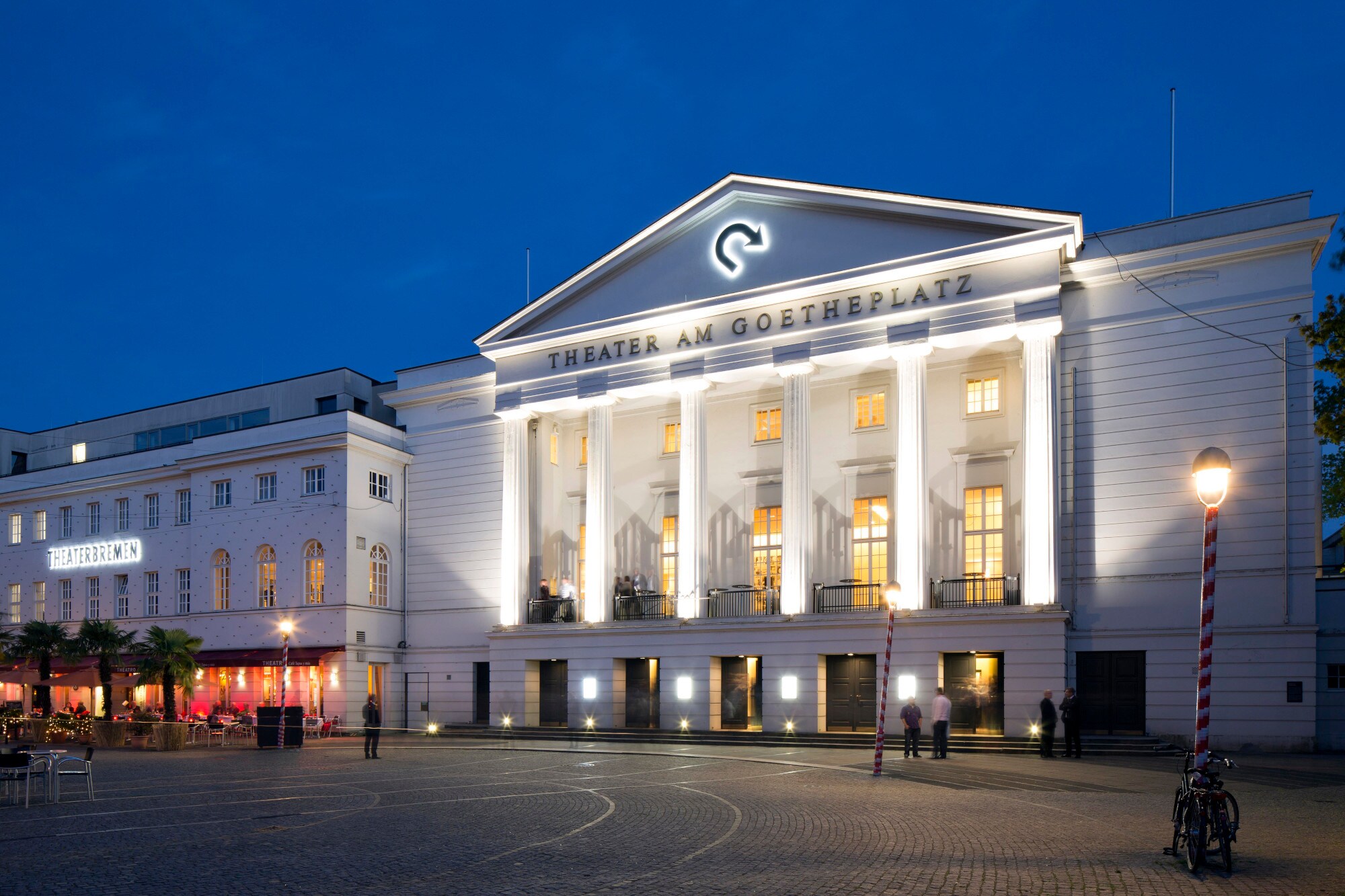 Nächtliche Ansicht eines Theatergebäudes