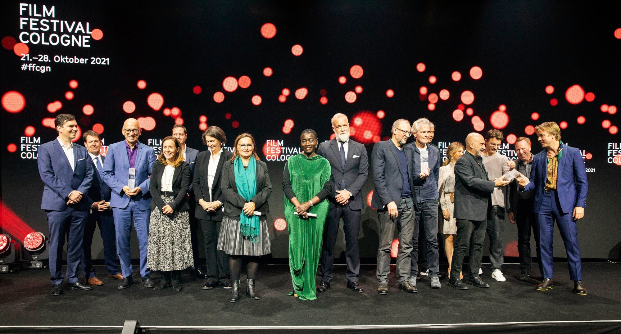 Die Preisträger und Laudatoren bei der Verleihung der Film Festival Cologne Awards 2021 auf einer Bühne