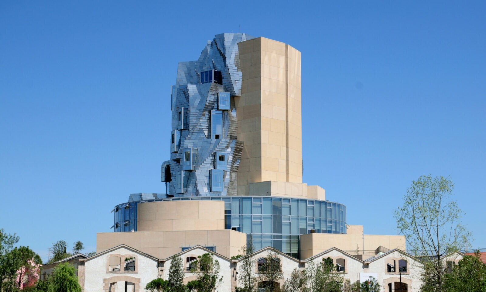 Modernes Bauwerk auf rundem Sockel mit Drehturm mit Aluminiumfassade