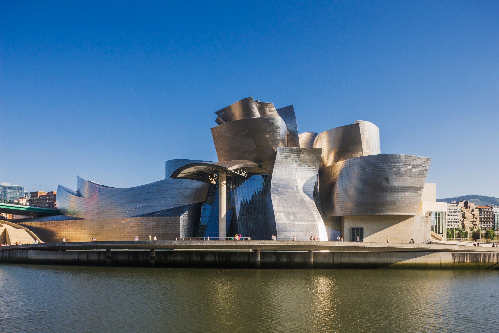 Das geschwungene Gebäude des Guggenheim-Museums in Bilbao