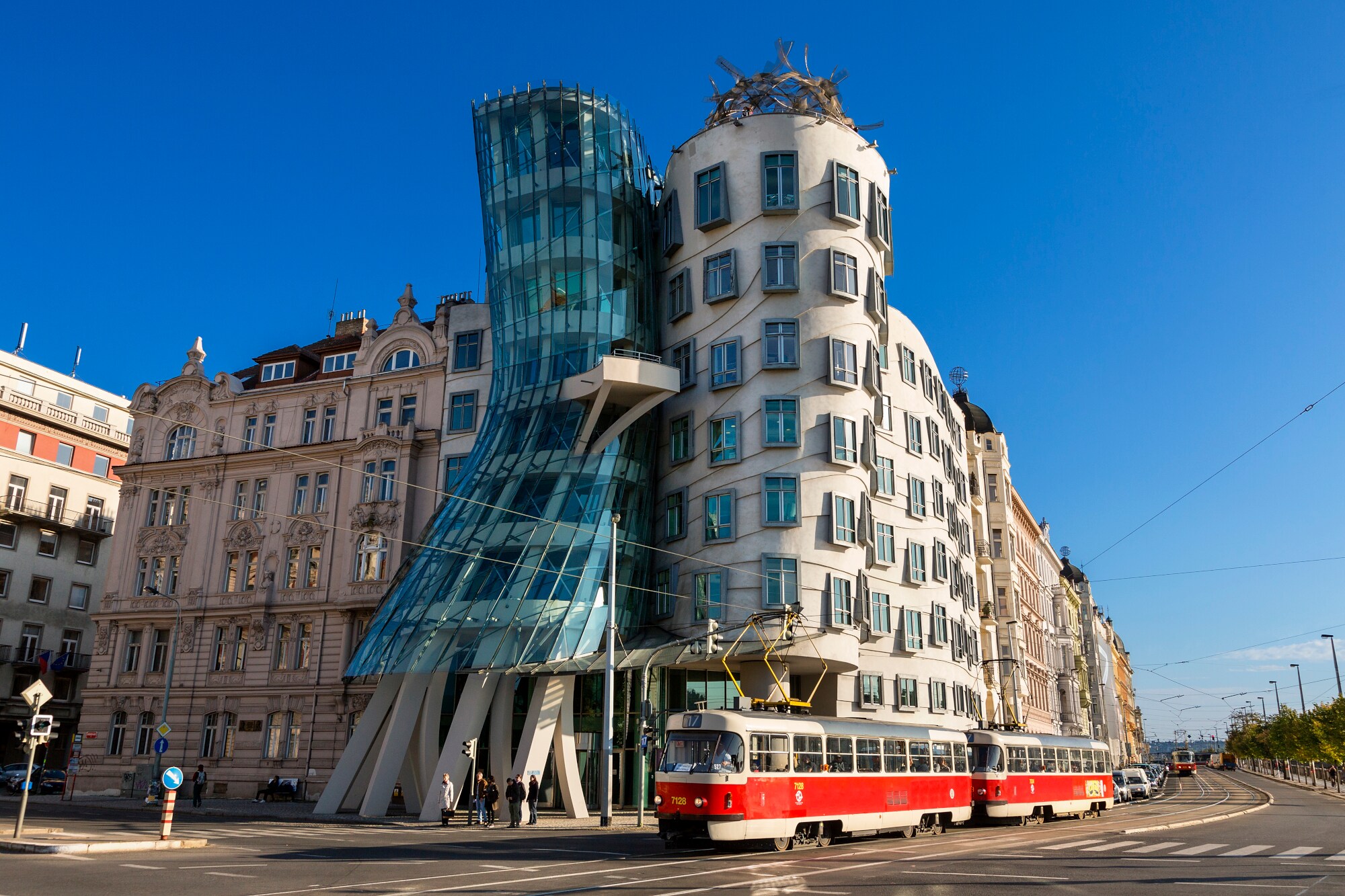 Zwei geschwungene, moderne Häuser als Teil eines Häuserblocks mit Altbauten in Prag