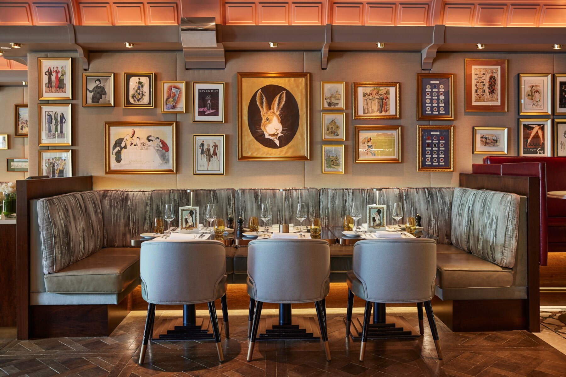 Interieur eines Restaurants mit vielen Bildern an den Wänden