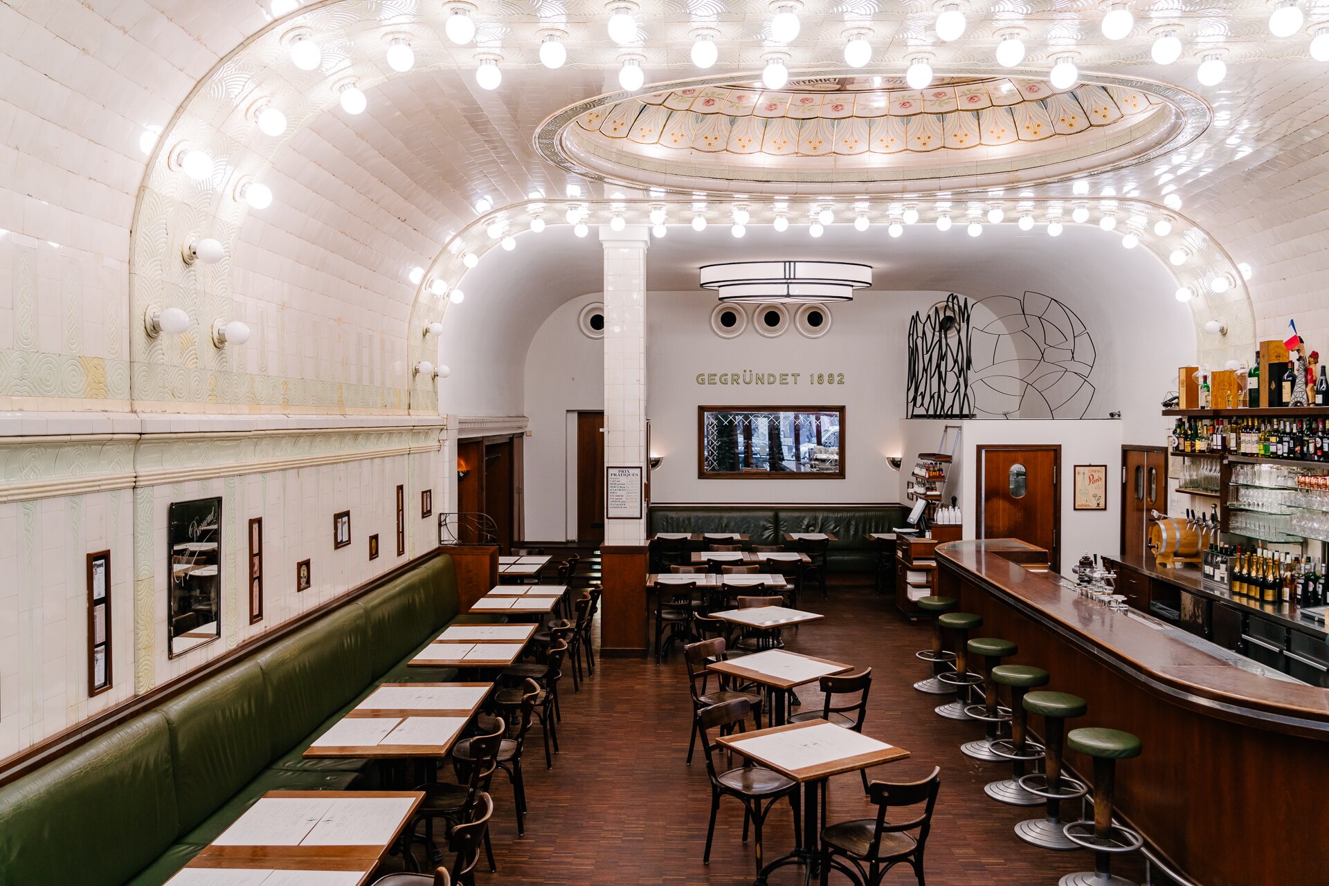 Innenraumaufnahme einer Brasserie im Jugendstil