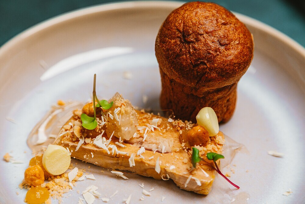 Foie Gras beziehungsweise Stopfleber auf einem weißen Teller angerichtet