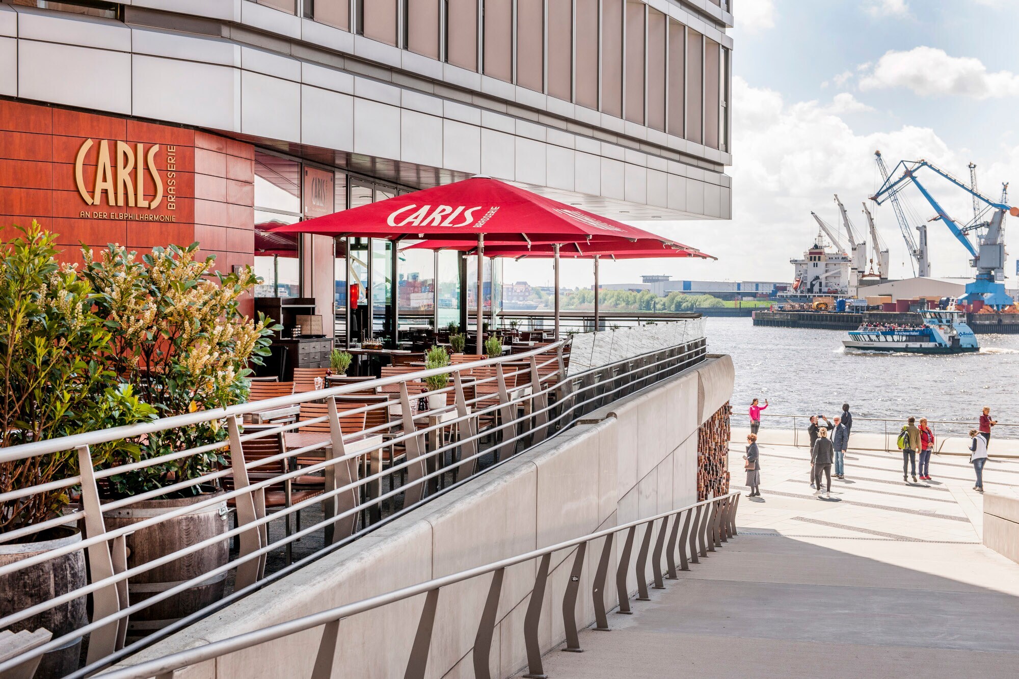 Carls Brasserie von außen mit Blick auf die Elbe