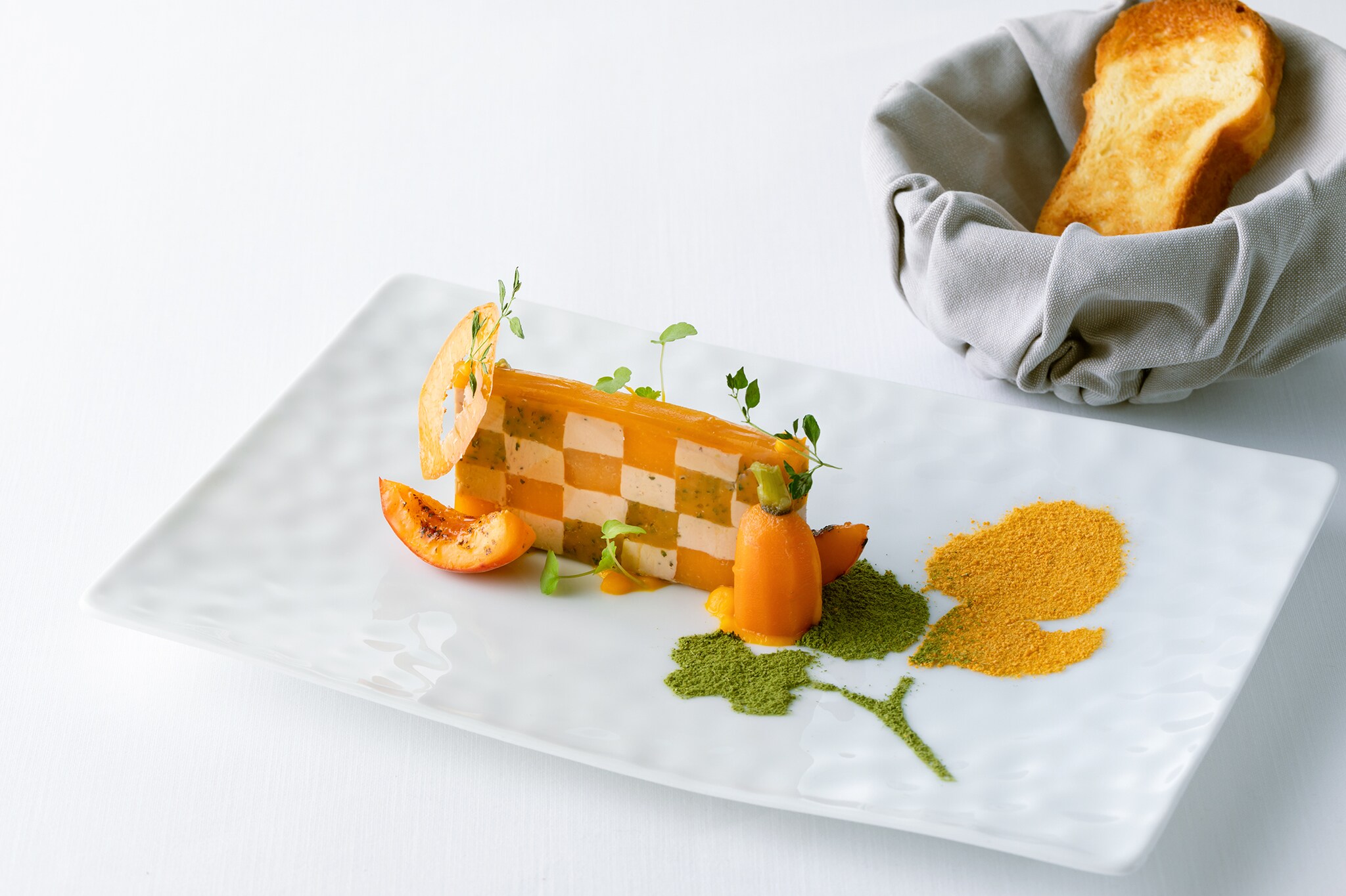 Kunstvoll angerichtetes Gericht mit Brotkorb Kunstvoll angerichtetes Gericht mit Brotkorb