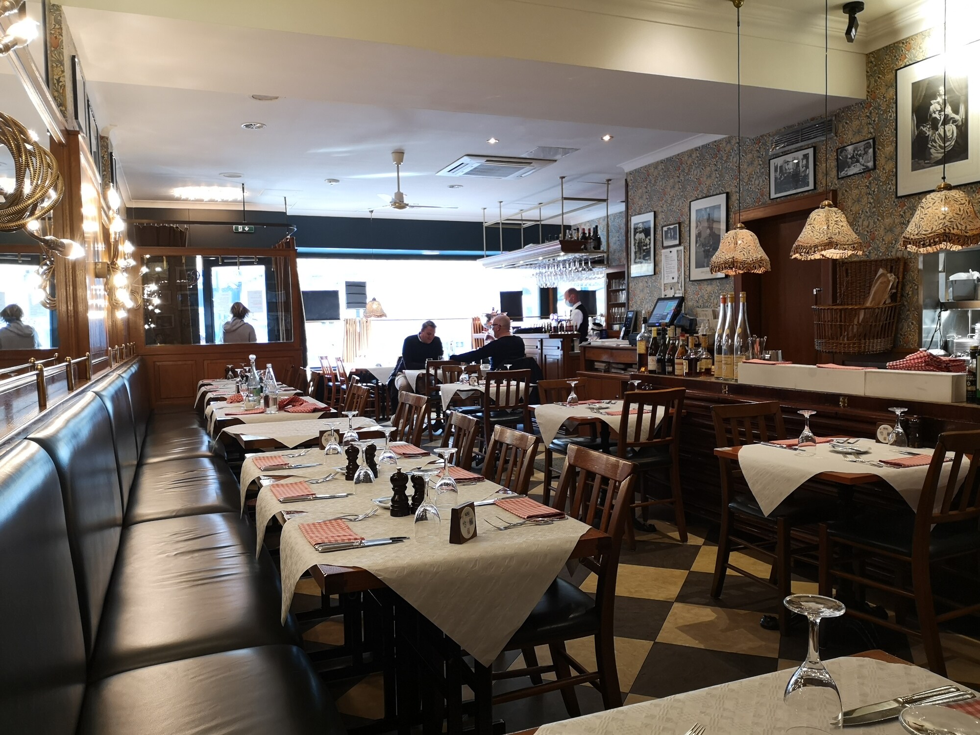 Blick in den Innenraum vom Le Plat du Jour mit einem Fußboden in Schachbrettmuster-Optik