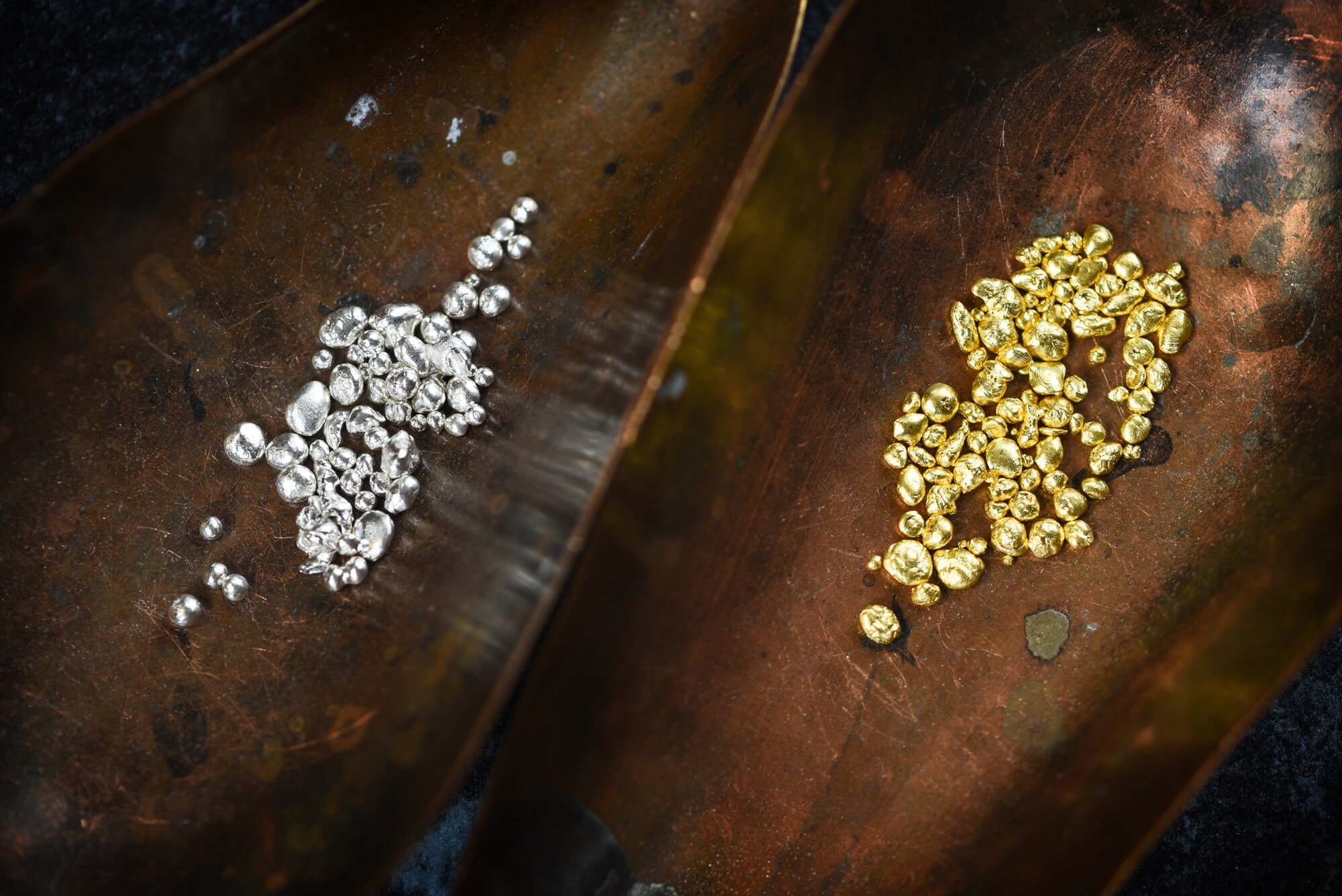 Gold- und Silbergranulat in Kupferschalen zum Schmelzen einer Legierung in einer Schmuckmanufaktur Gold- und Silbergranulat in Kupferschalen zum Schmelzen einer Legierung in einer Schmuckmanufaktur