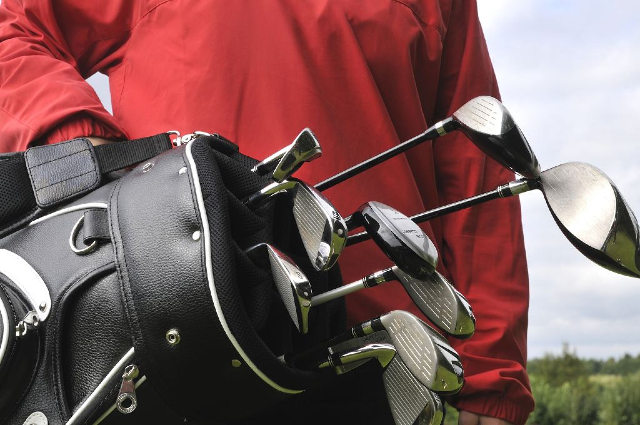 Golftasche wird vom Golfer getragen