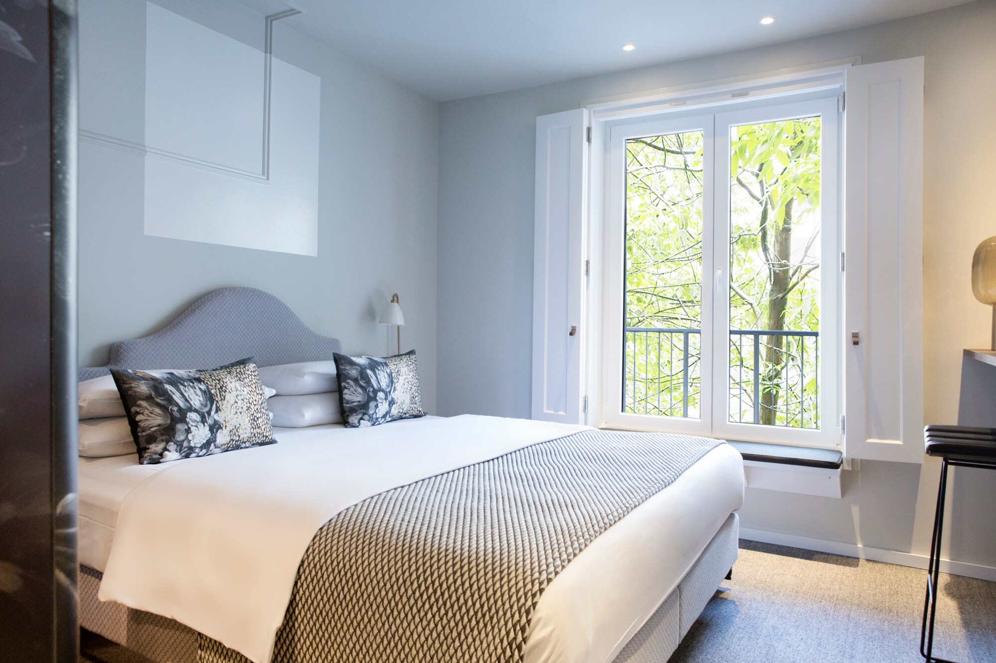 Blick in eines der Zimmer im The Fritz mit gemütlichem Doppelbett