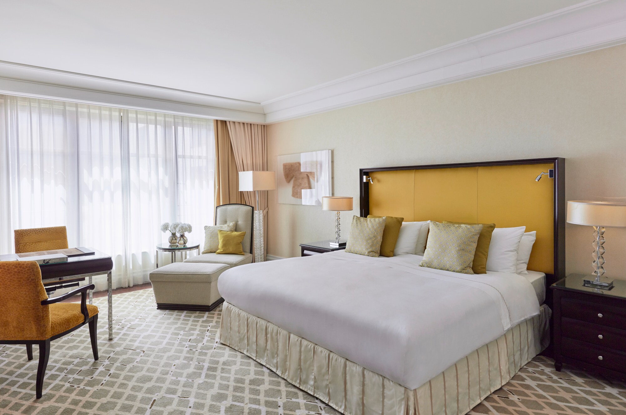 Luxuriös eingerichtetes Hotelzimmer mit großem Doppelbett Luxuriös eingerichtetes Hotelzimmer mit großem Doppelbett