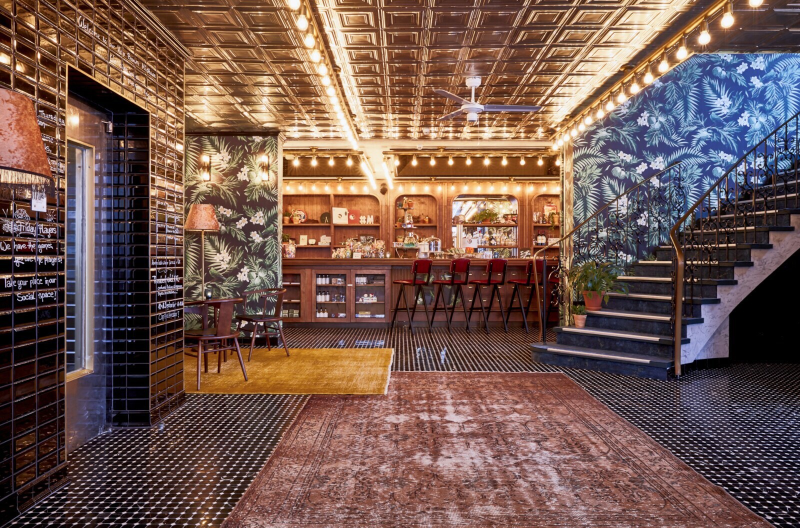 Opulent ausgestattete Lobby mit Fototapete und einer Bar