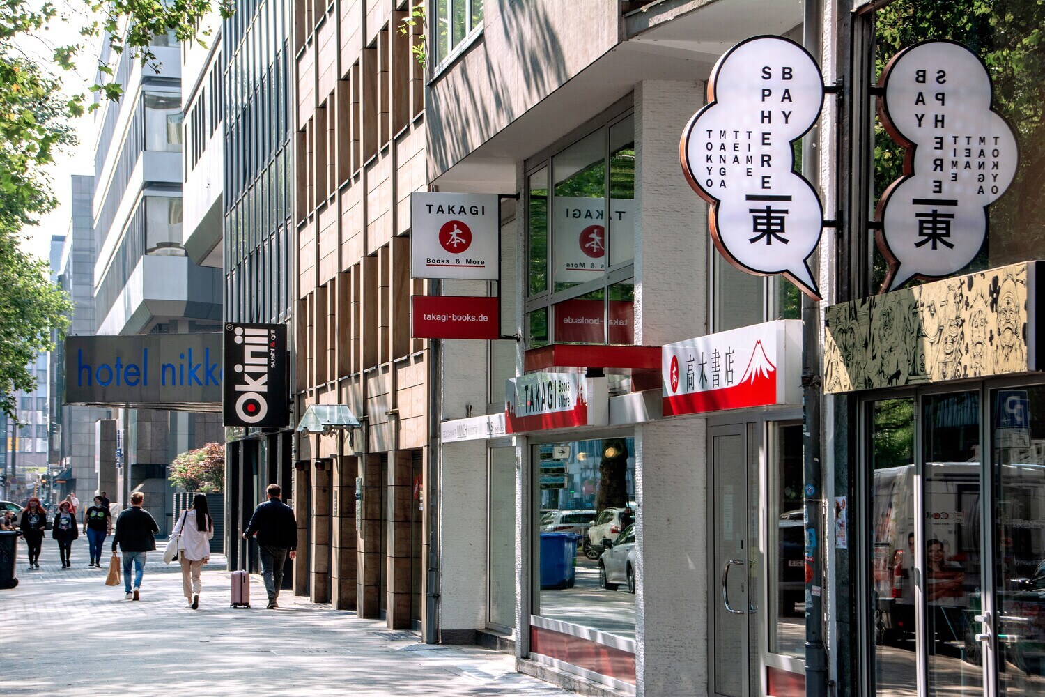 Häuserzeile mit japanischen Geschäften in der Immermannstraße in Düsseldorf