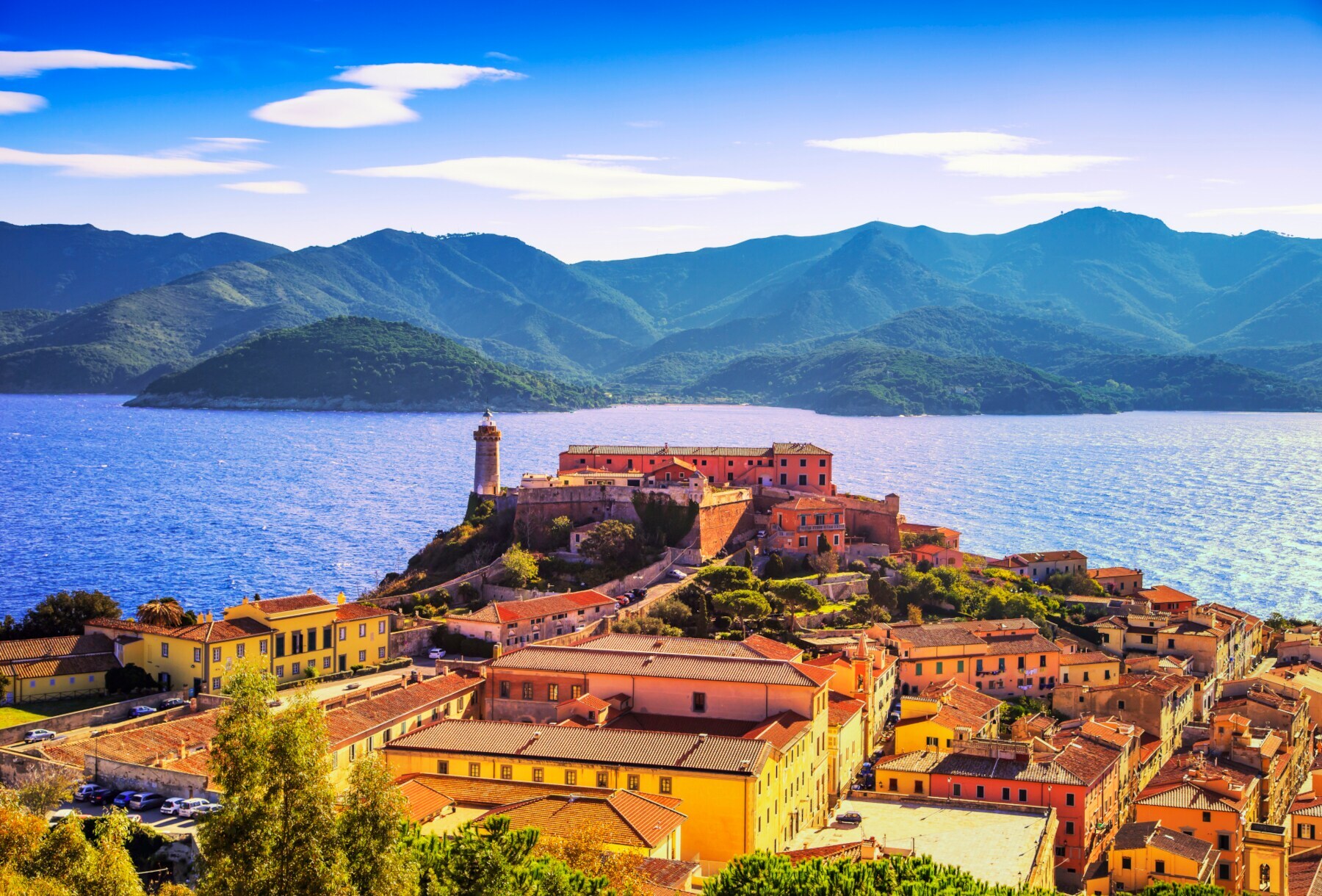 Blick auf den Leuchtturm und die Festung von Portoferraio auf Elba