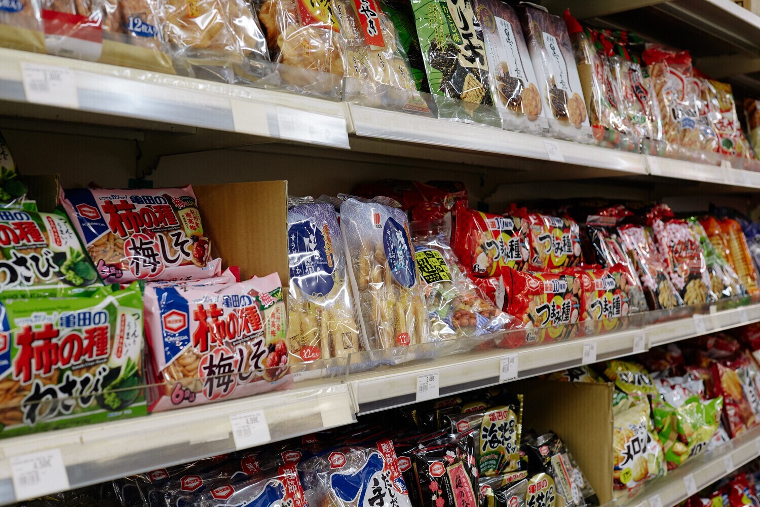 Ein Supermarktregal gefüllt mir japanischen Lebensmitteln Ein Supermarktregal gefüllt mir japanischen Lebensmitteln