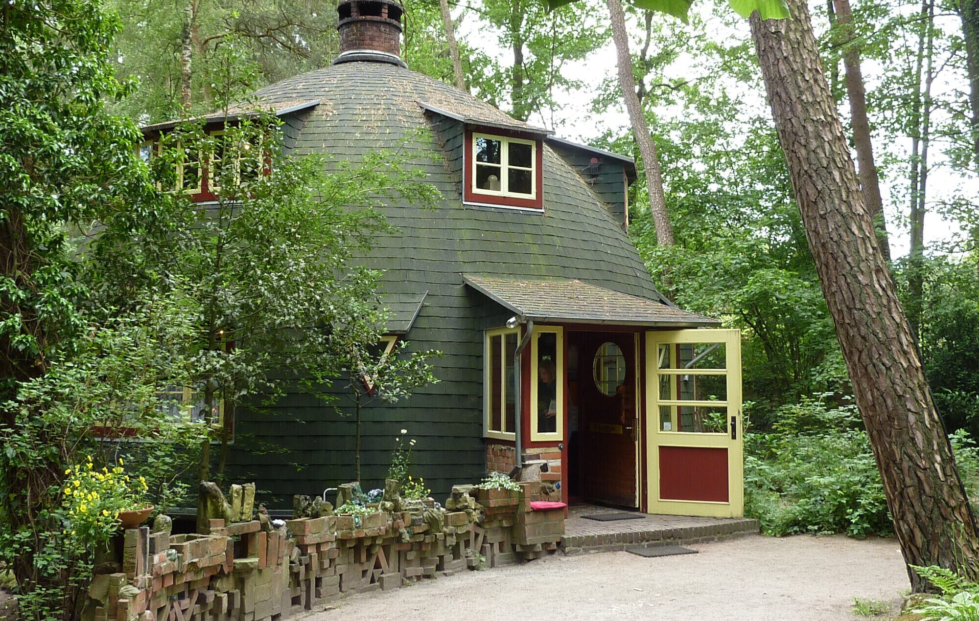 Uriges kleines Häuschen in Kuppelform mitten im Wald Uriges kleines Häuschen in Kuppelform mitten im Wald