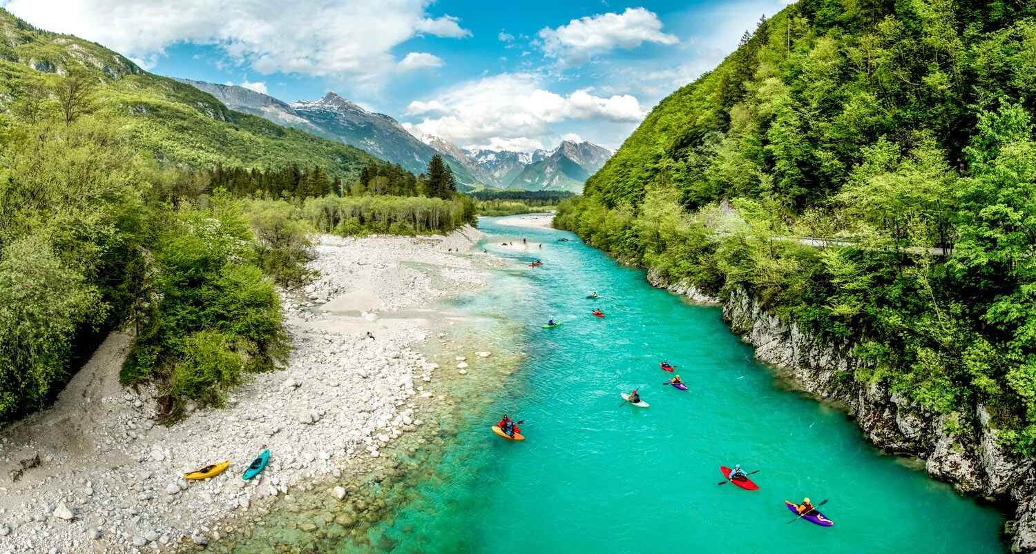 Kajakfahrer:innen auf dem Fluss Soča in Slowenien Kajakfahrer:innen auf dem Fluss Soča in Slowenien