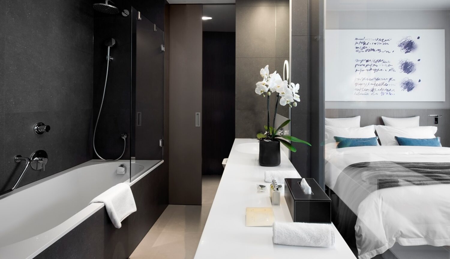 Modernes Hotelzimmer mit Badewanne und Bett