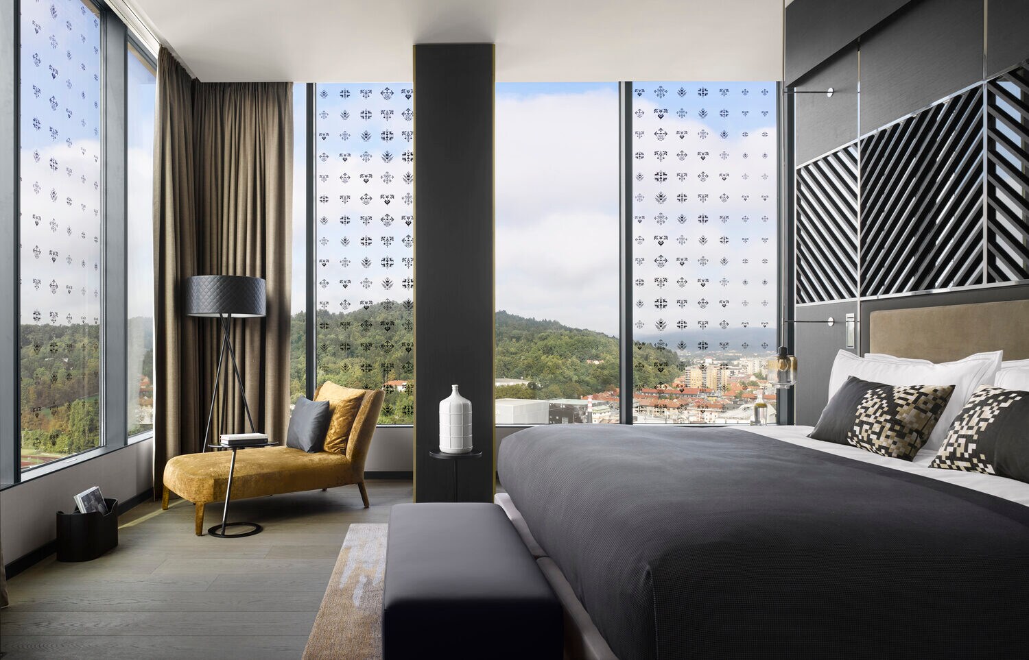 Modernes Hotelzimmer mit Blick auf die Stadt und einen Wald