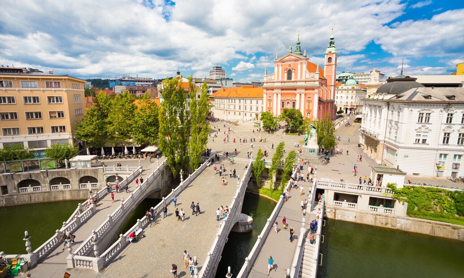 Blick auf die Drei Brücken in Ljubljana mit der Franziskanerkirche im Hintergrund.
