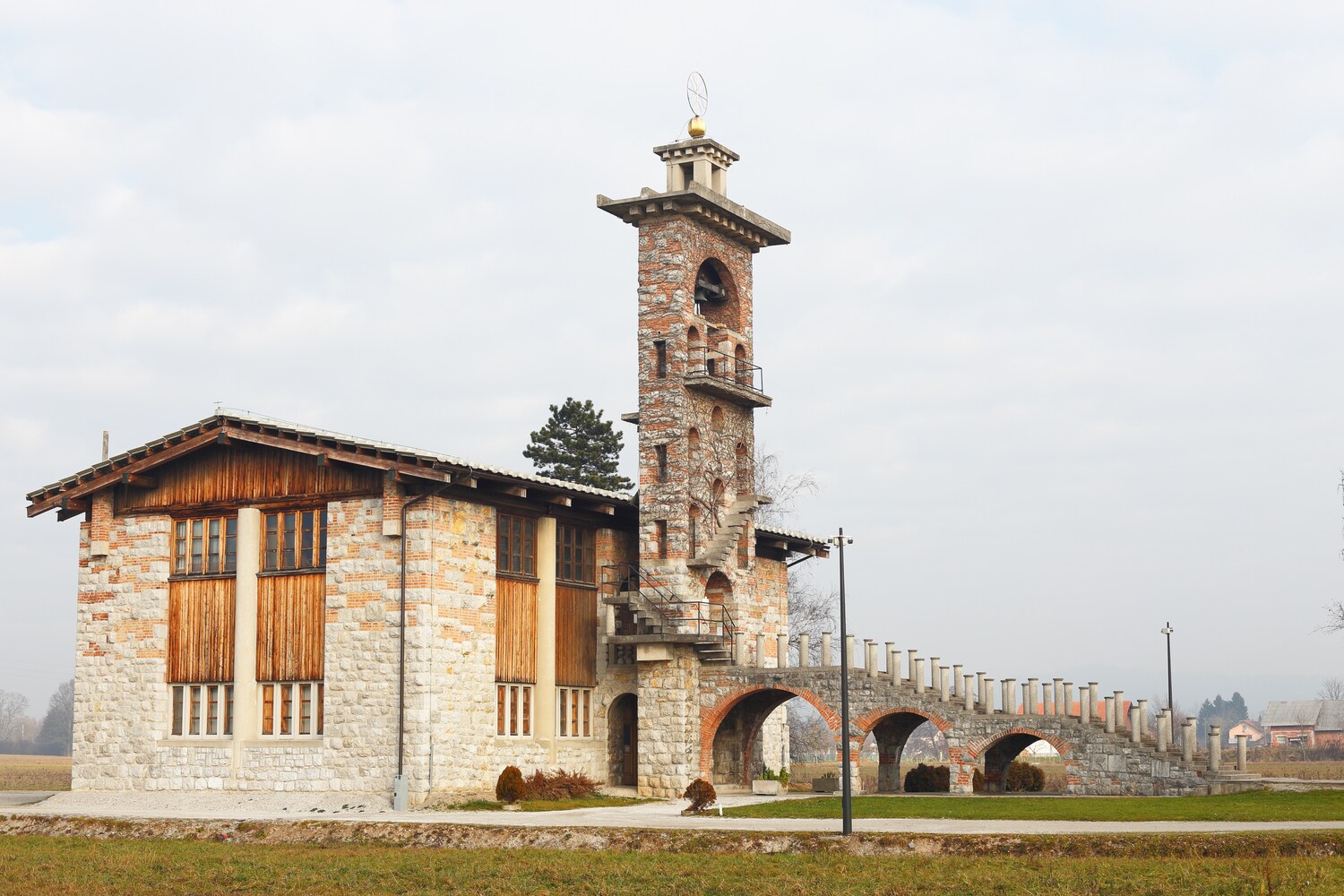 Eine Kirche aus Stein im Umland von Ljubljana.