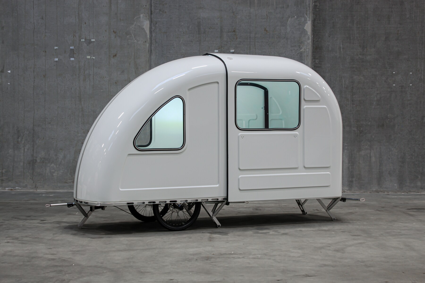 Ein praktischer Miniwohnwagen, der sogar mit einem Fahrrad gezogen werden kann