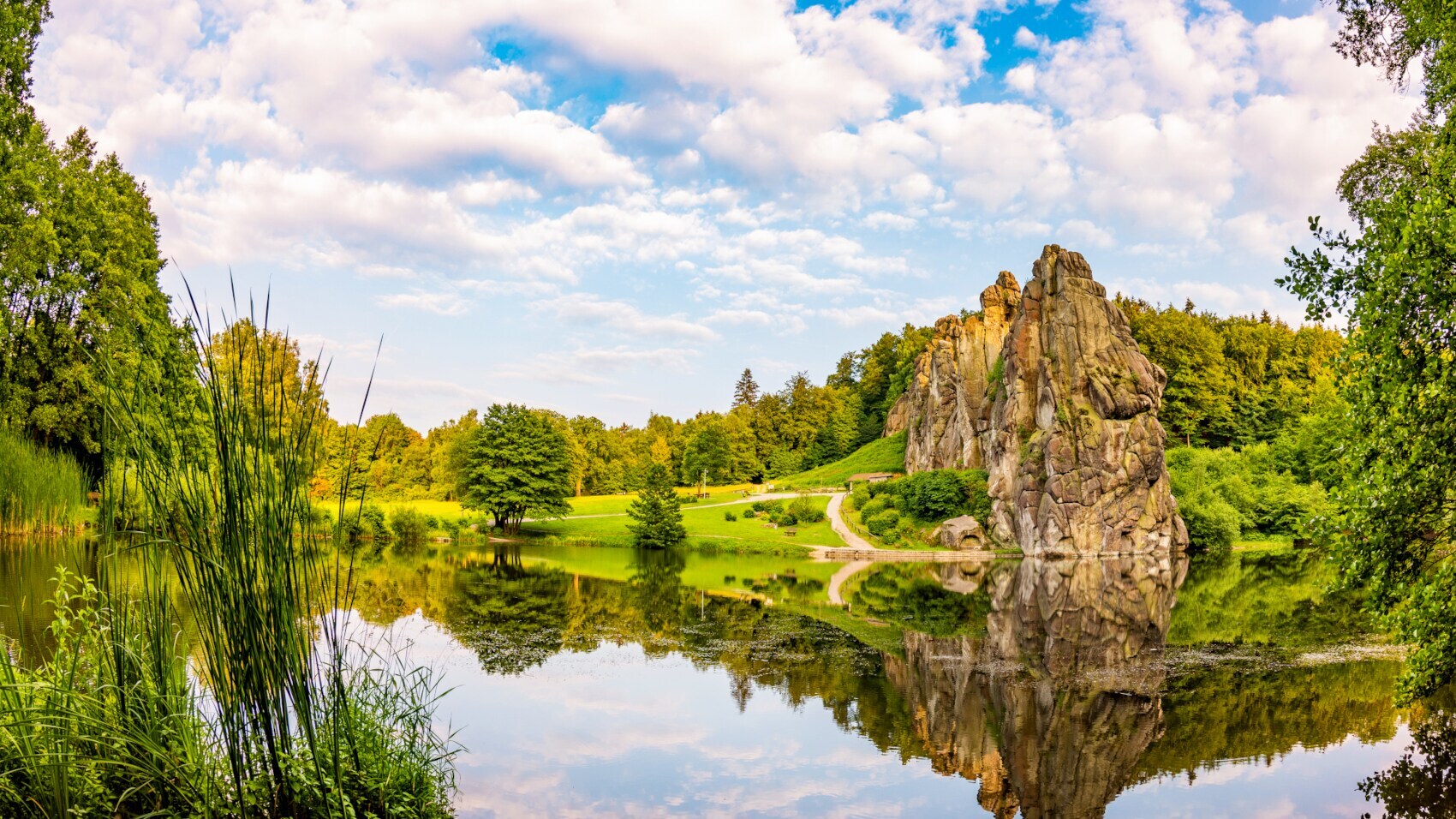 Blick auf eine sommerliche Landschaft mit Wasser