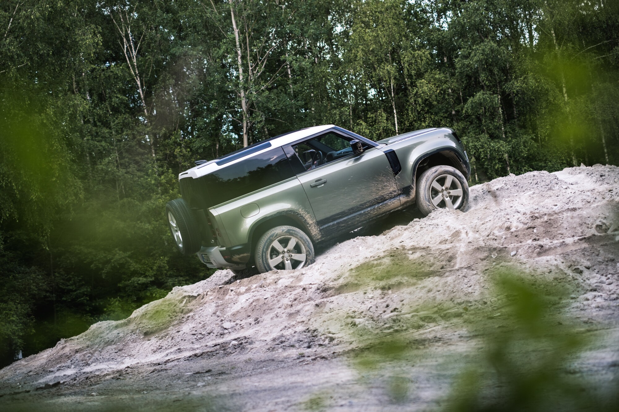 Ein Geländewagen auf einem Felsen