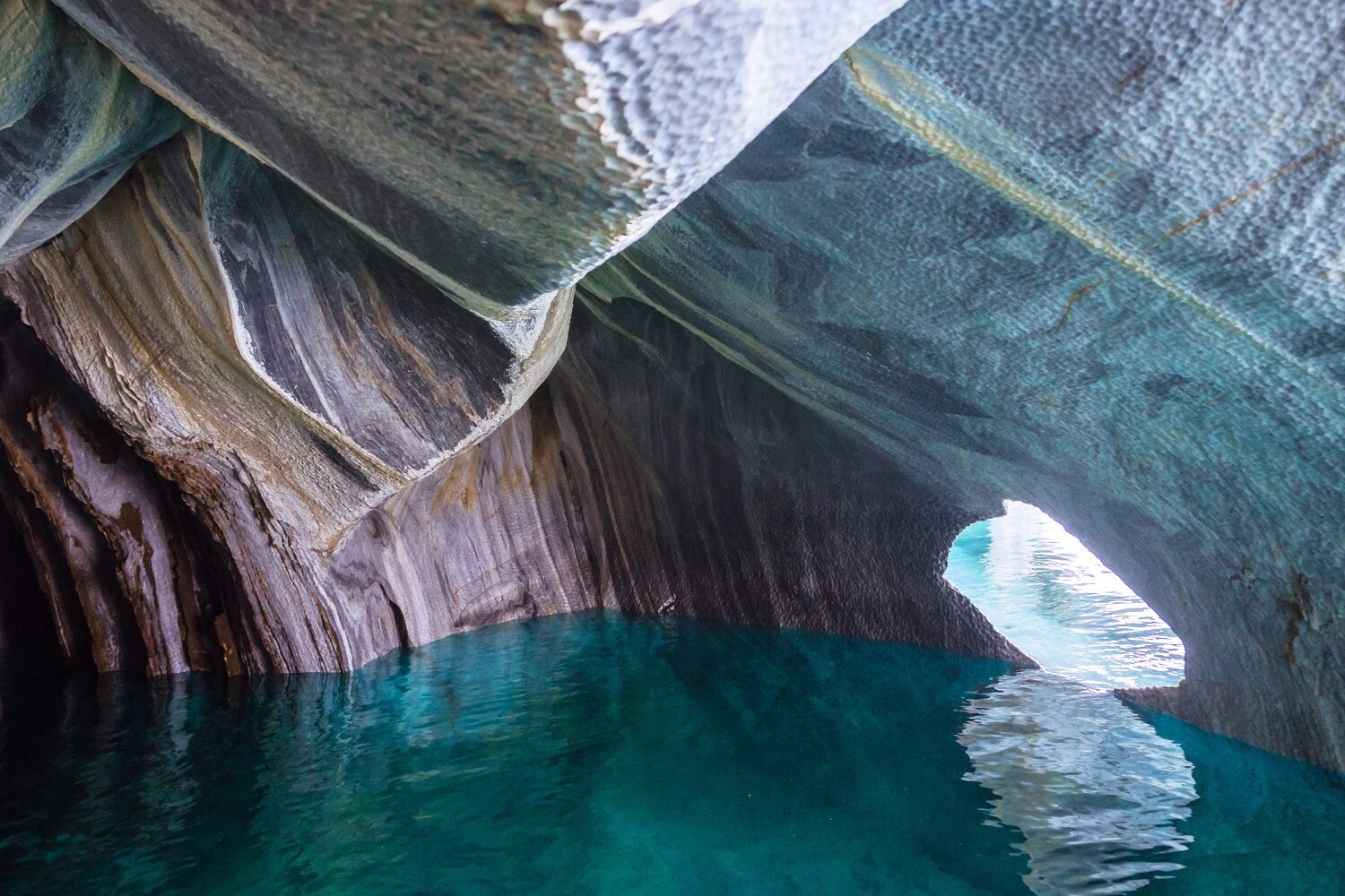Eine Marmorhöhle im Wasser Eine Marmorhöhle im Wasser