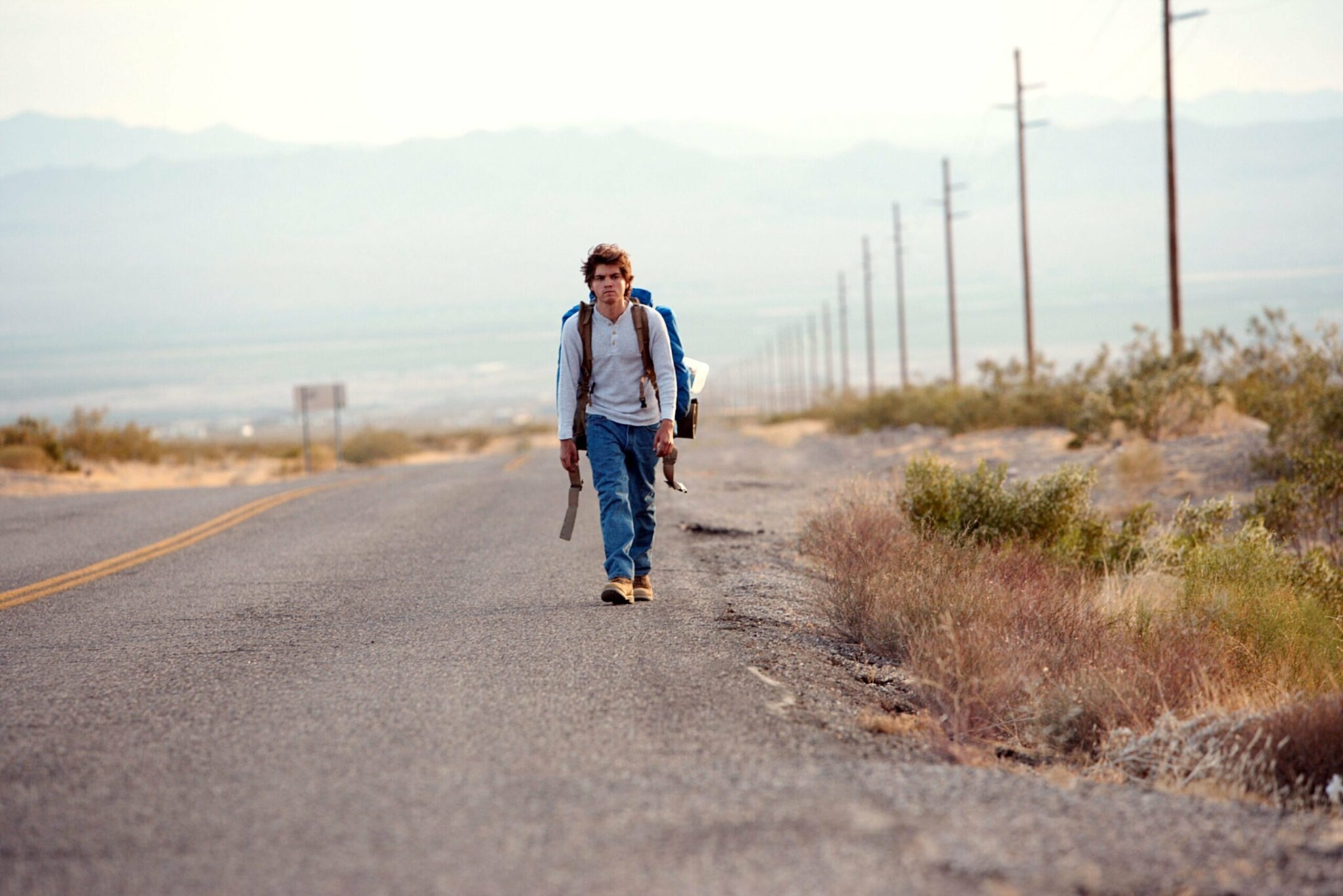 Ein junger Mann geht eine Straße entlang