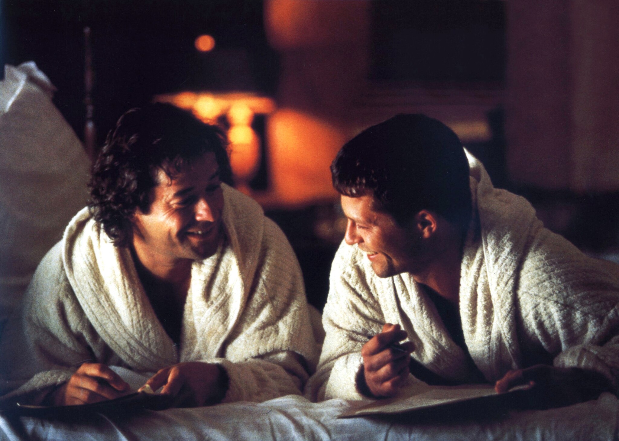 Zwei Männer liegen in einem Bett Zwei Männer liegen in einem Bett