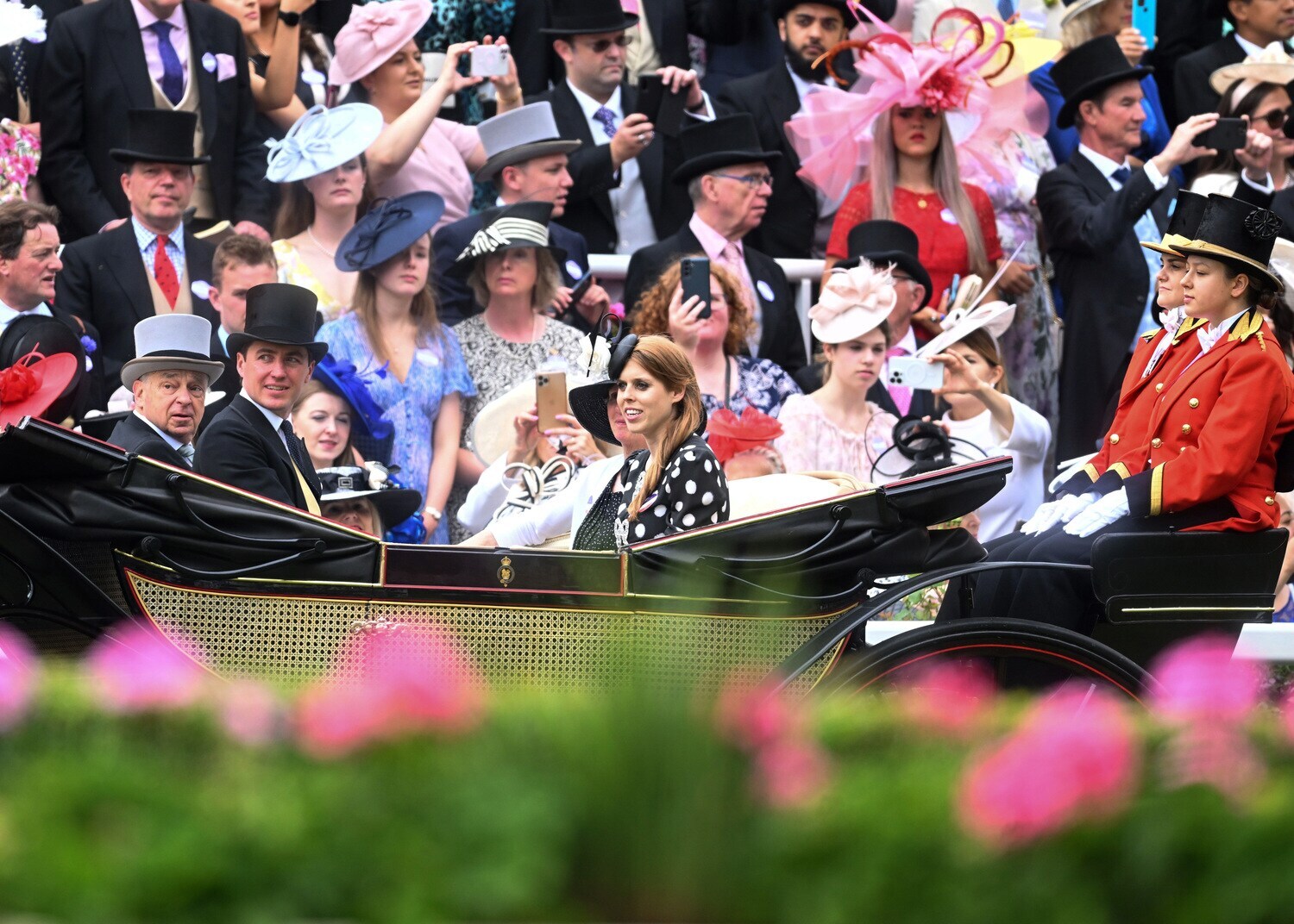 Mitglieder der britischen Königsfamilie fahren beim Royal Ascot Pferderennen in einer Kutsche an einer Zuschauertribüne vorbei