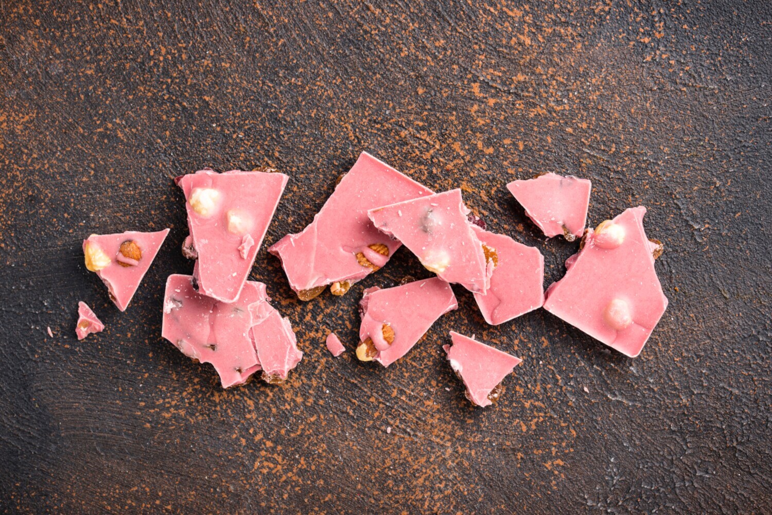 Bruchstückchen von Ruby-Schokolade