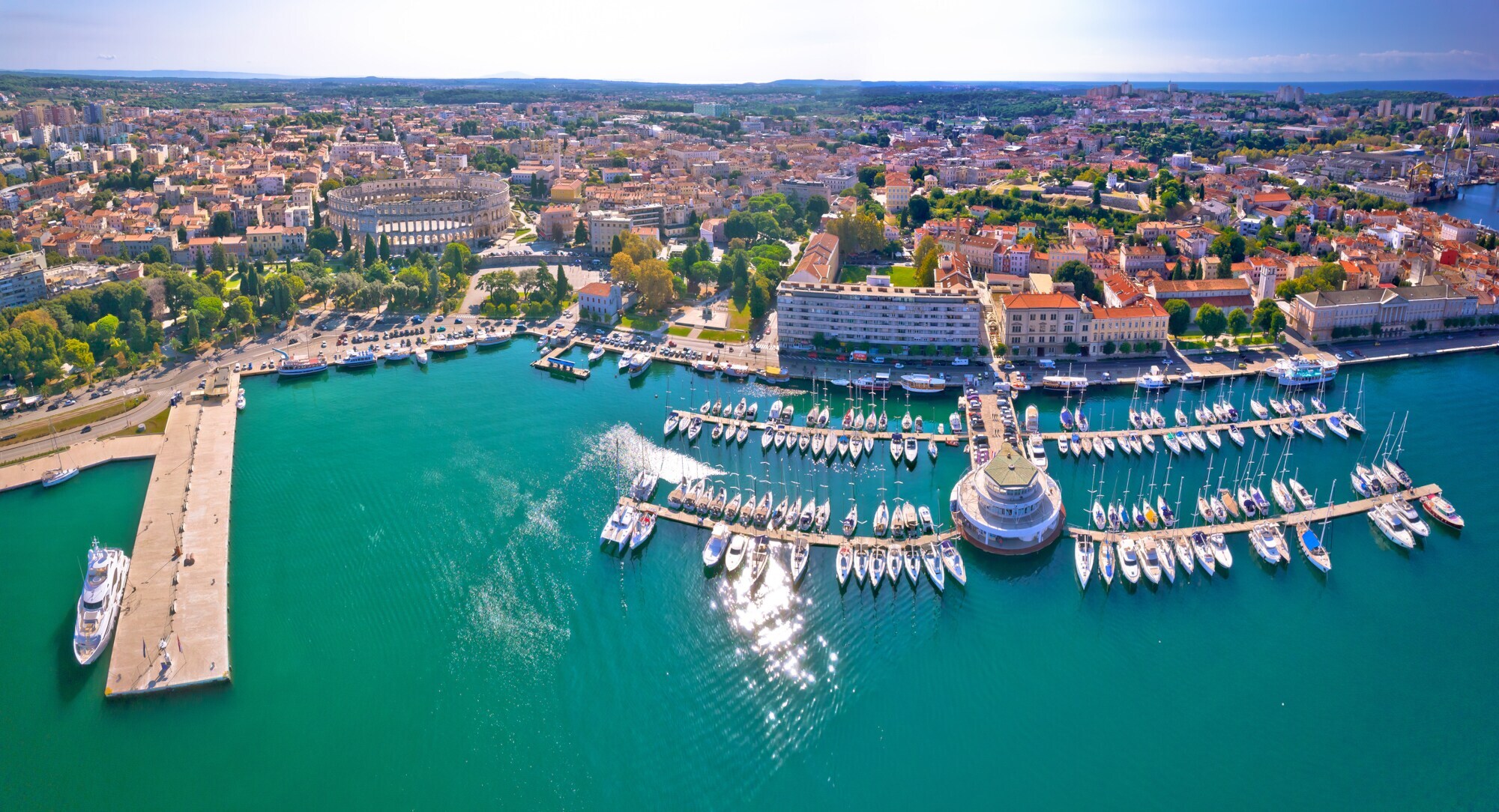 Panoramablick auf die historische Stadt Pula und ihren Hafen