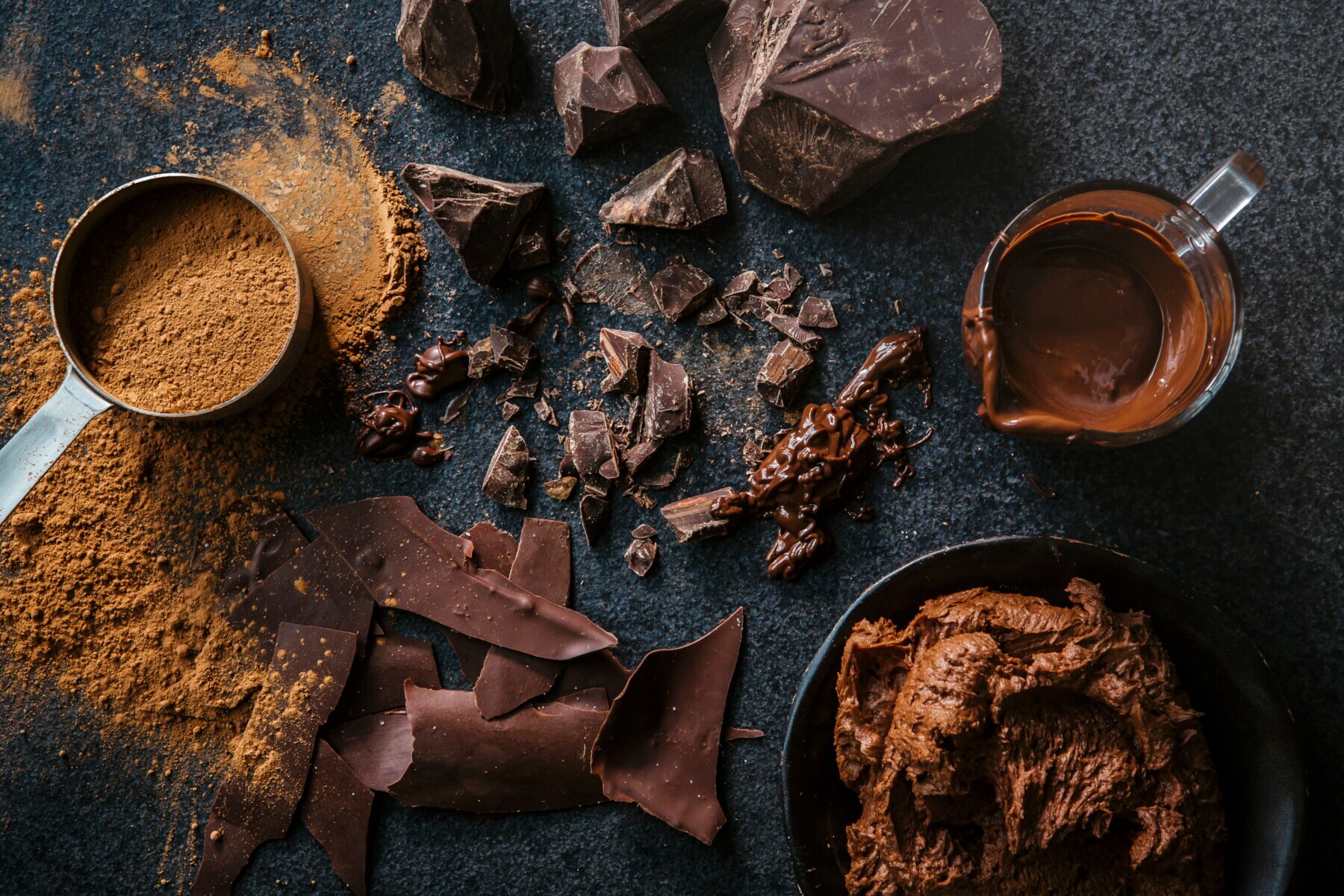 Kakao in unterschiedlichen Variationen: flüssig, cremig, als Pulver und in Stückchen