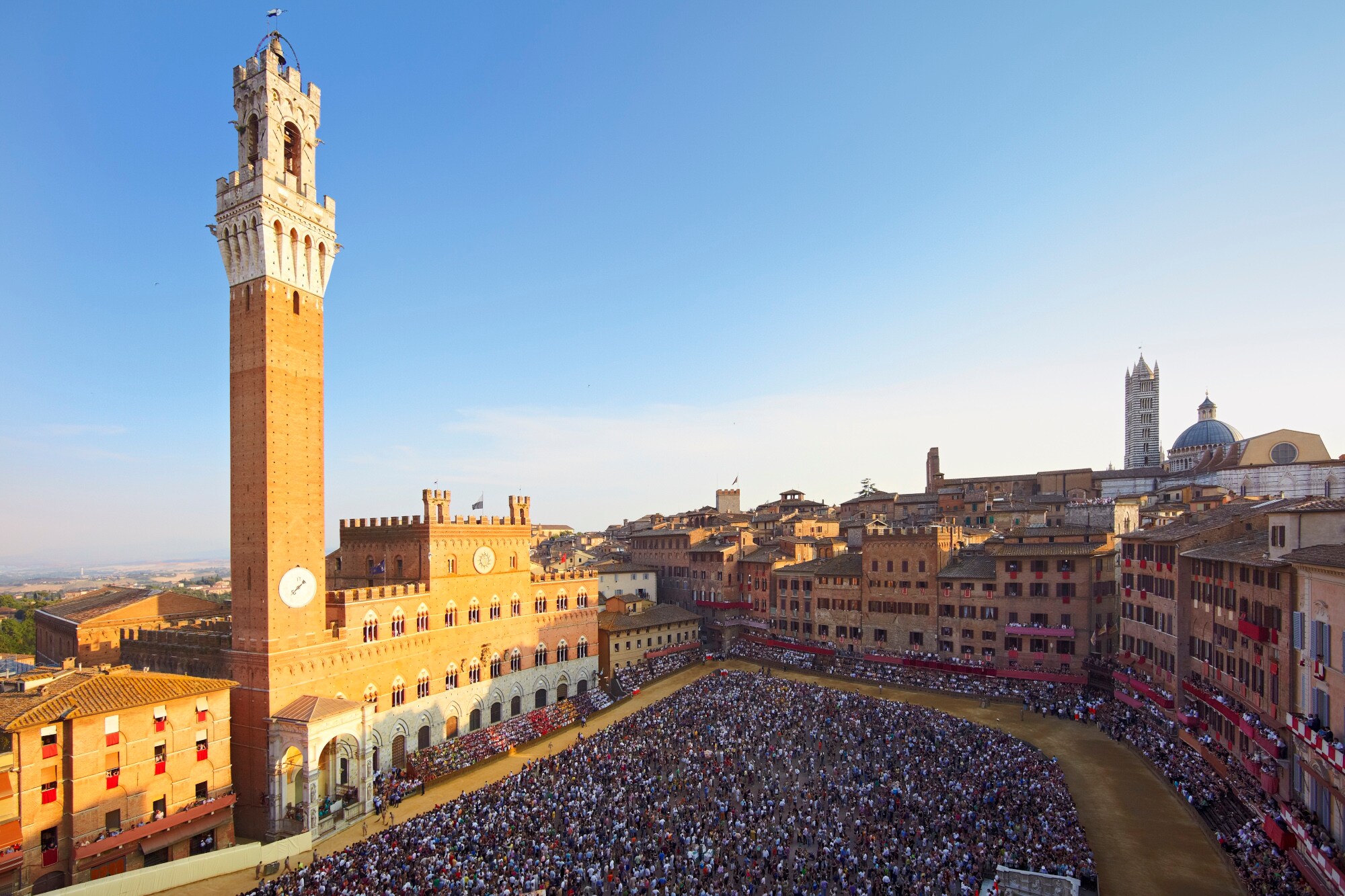 Panorama der Piazza del Campo in Sienna beim Pferderennen mit Publikum