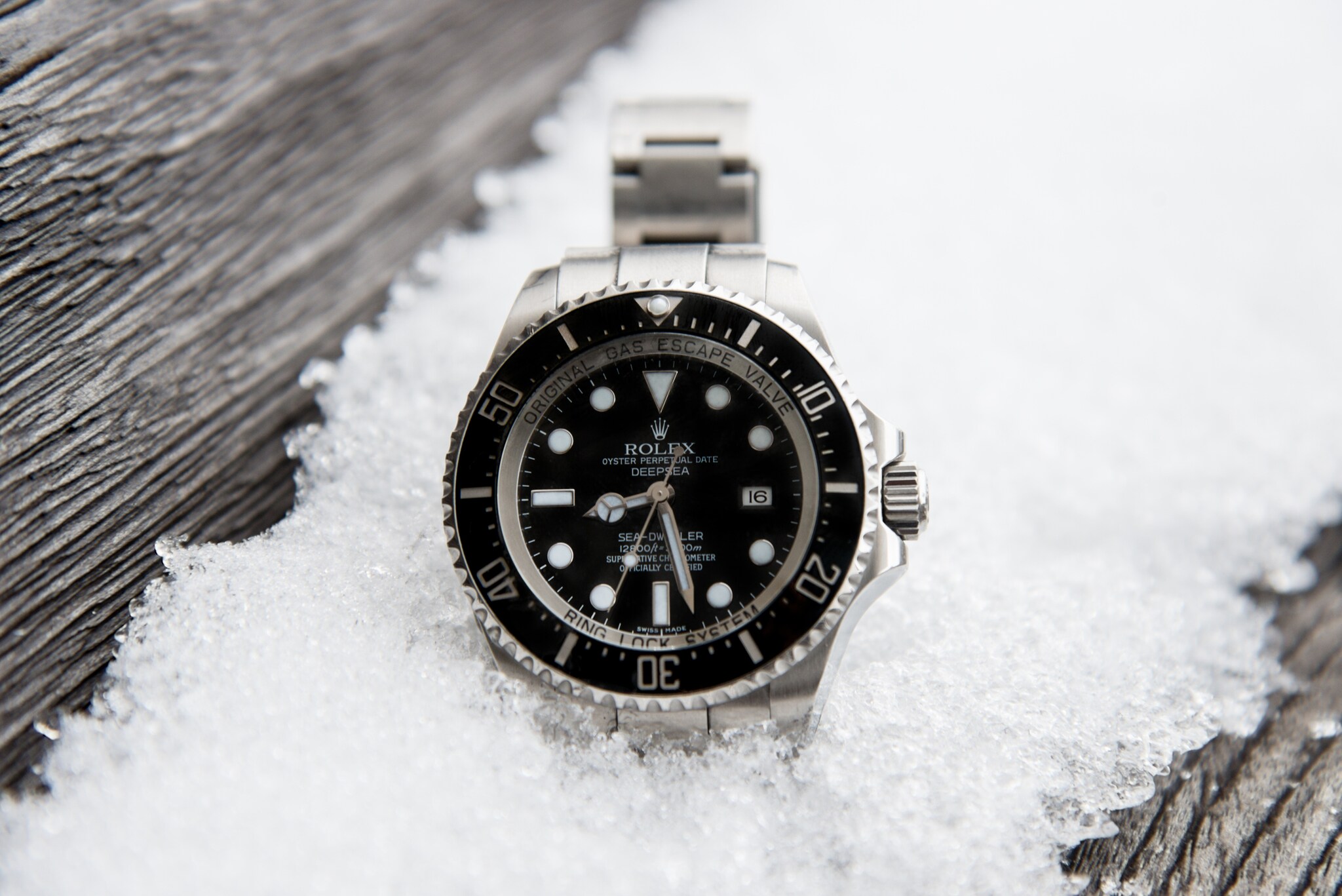 Rolex Oyster Perpetual Deepsea vor vereistem Schnee auf einem Holzbrett