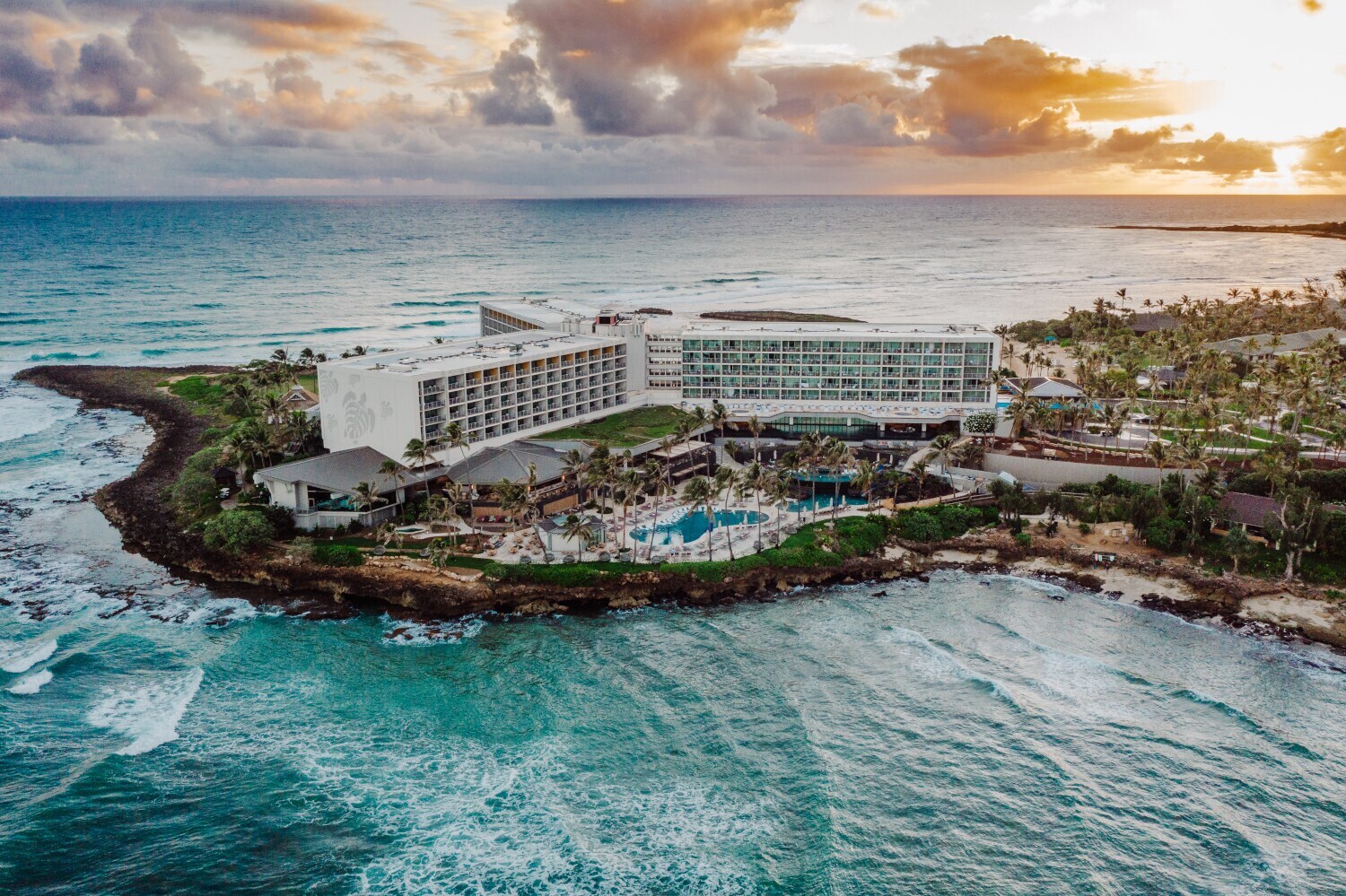 Luftaufnahme des Turtle Bay Resorts an der Küste Hawaiis
